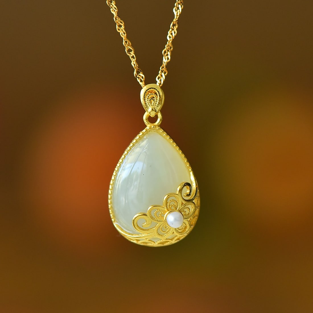 An Exquisite Sterling Silver-Gold Plated Inlaid White Jade Pendant: An Exquisite Sterling Silver-Gold Plated Inlaid White Jade Pendant,Size:13mmx18mm 纯银镀金镶白玉吊坠