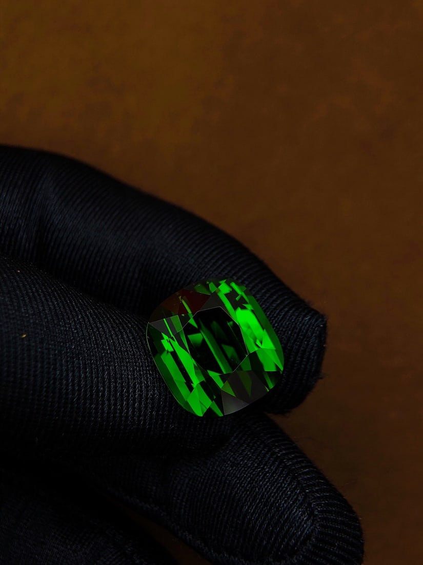 16.62Ctw Natural Tourmaline Loose: 16.62Ctw Natural Tourmaline Loose,Size:15.1mmx13.5mmx9.8mm 16.62Ctw天然碧玺裸石
