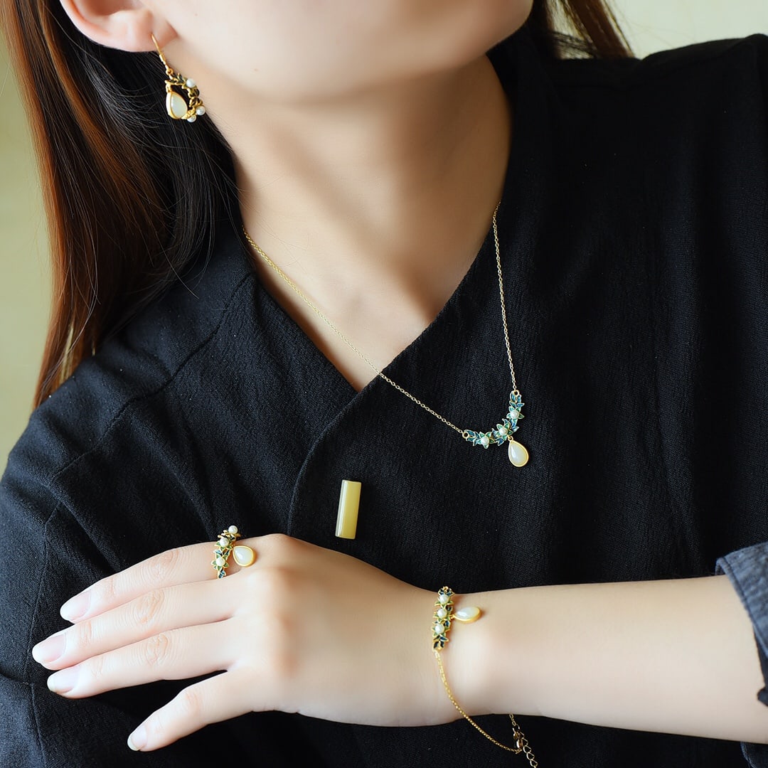 A Set of Fine Sterling Silver-Gold Plated Inlaid White Jade Pendant, Inlaid Pearl: A Set of Fine Sterling Silver-Gold Plated Inlaid White Jade Pendant, Inlaid Pearl,Size: (Pendant)6mmx9mm (Earrings)6mmx9 (Bracelets)6mmx9mm Ring6mmx9mm 一套纯银镀金