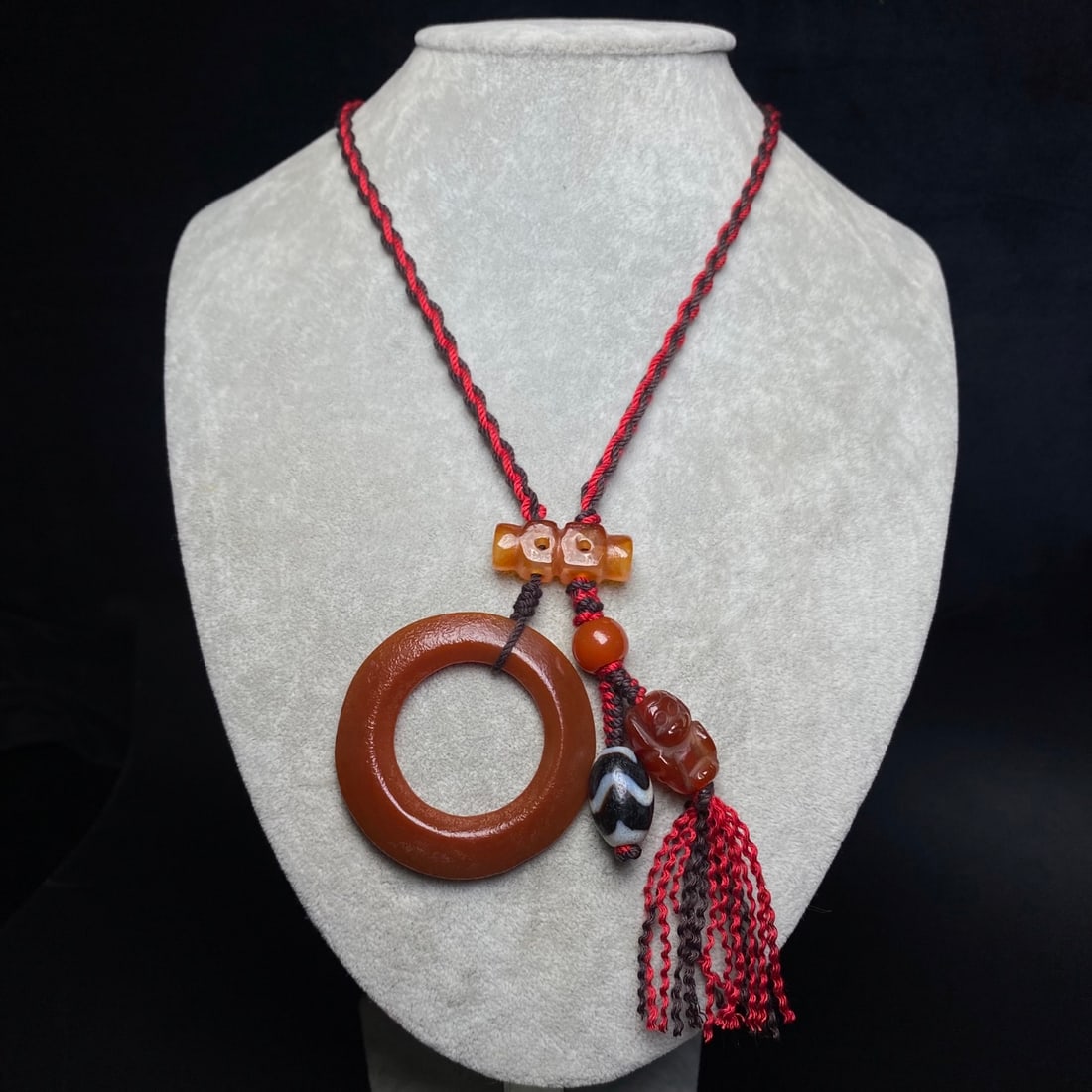 A Precious Agate Necklace - 8