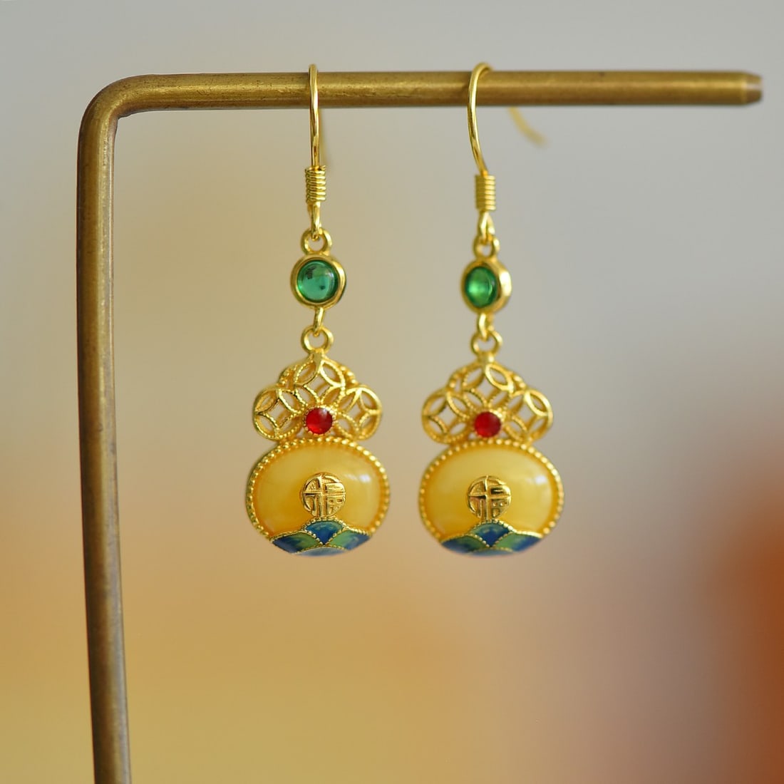 A Pair of Exquisite Sterling Silver-Gold Plated Inlaid Amber Earrings: A Pair of Exquisite Sterling Silver-Gold Plated Inlaid Amber Earrings,Size:8mmx10mm 一对纯银镀金镶琥珀耳环
