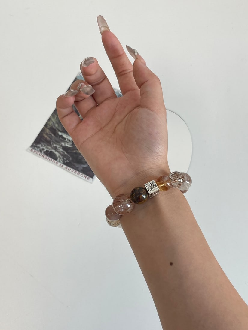 An Exquisite Crystal Bracelet - 11