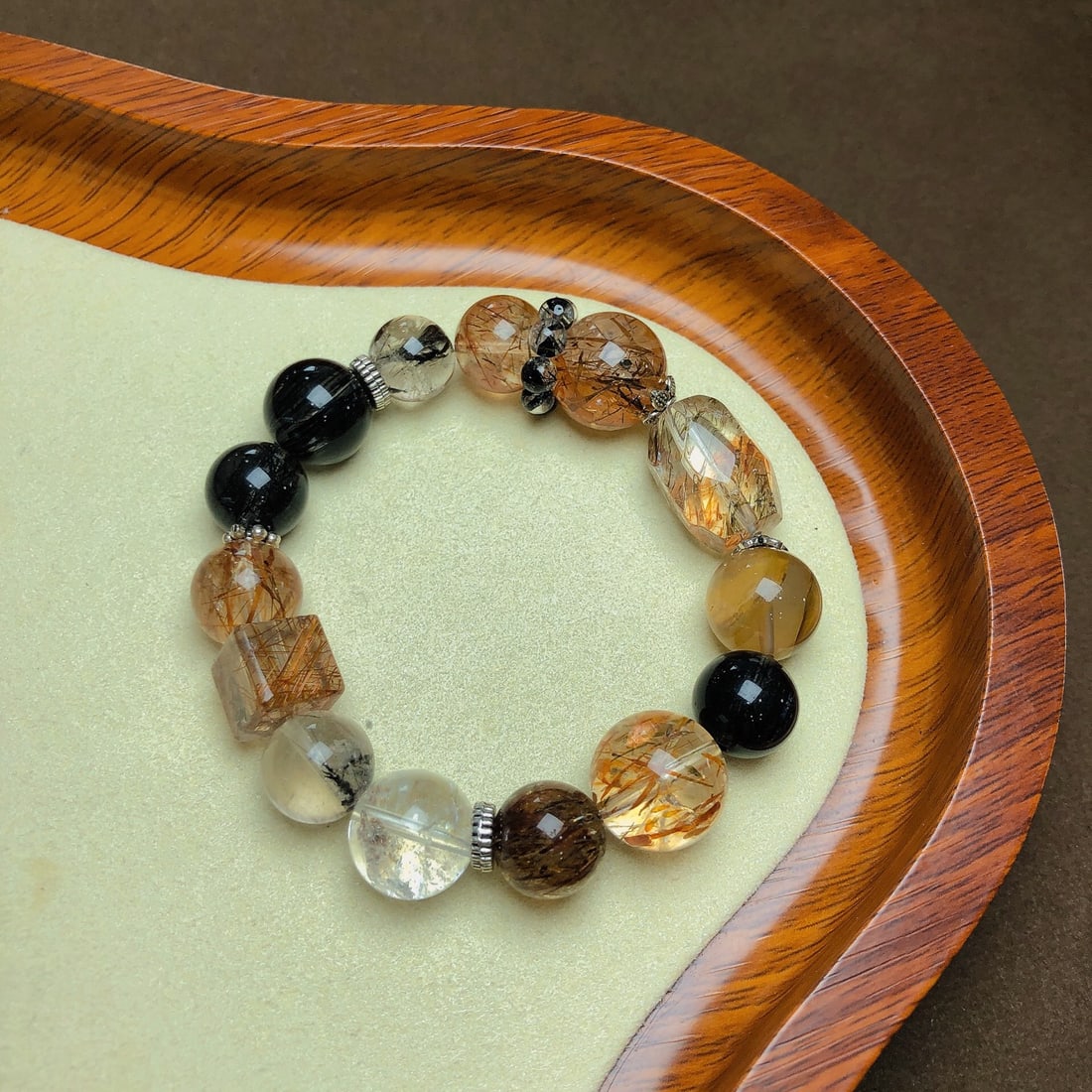 An Exquisite Crystal Bracelet: An Exquisite Crystal Bracelet,Size:12.8mm,10.6mmx10.6mm,Weight:50g 水晶手串