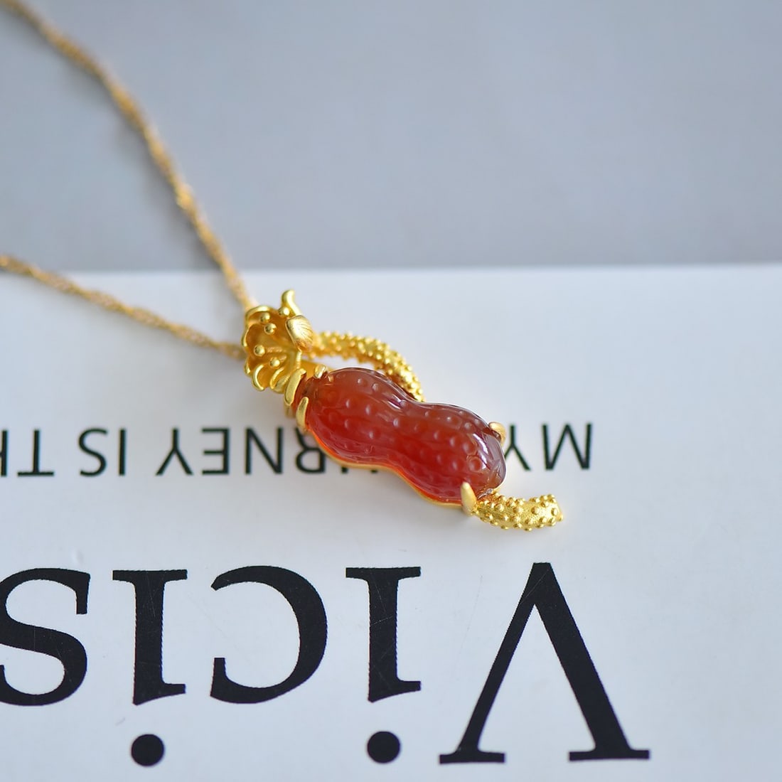 An Exquisite Sterling Silver-Gold Plated Inlaid Agate Pendant: An Exquisite Sterling Silver-Gold Plated Inlaid Agate Pendant,Size:8mmx19mm 纯银镀金镶玛瑙吊坠