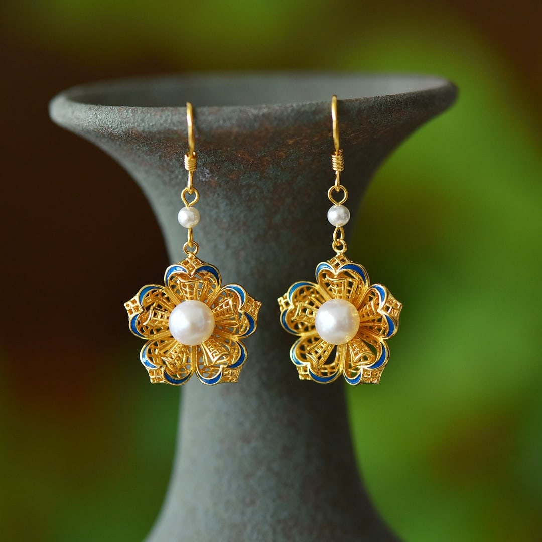 A Pair of Exquisite Sterling Silver-Gold Plated Inlaid Pearl Enamel Earrings: A Pair of Exquisite Sterling Silver-Gold Plated Inlaid Pearl Enamel Earrings,Size:6mmx6mm 一对纯银镀金镶珍珠珐琅耳环