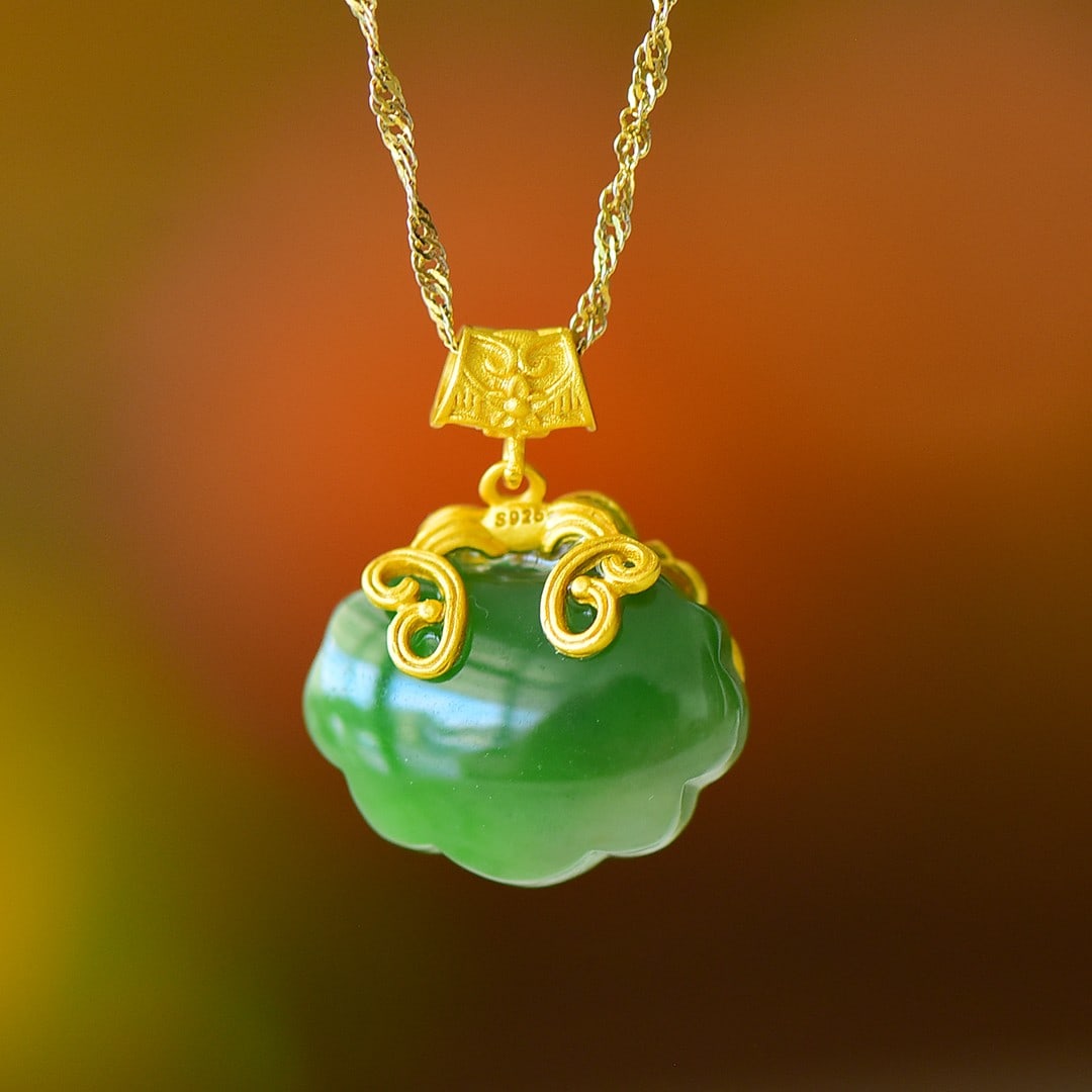 An Exquisite Sterling Silver-Gold Plated Inlaid Jasper Pendant: An Exquisite Sterling Silver-Gold Plated Inlaid Jasper Pendant,Size:13mmx18mm 纯银镀金镶碧玉吊坠