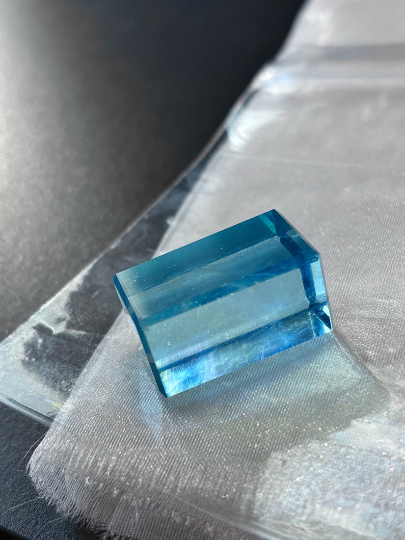 An Exquisite Aquamarine Ornament: An Exquisite Aquamarine Ornament,Size:25mmx13.6mm,Weight:12g 海蓝宝摆件