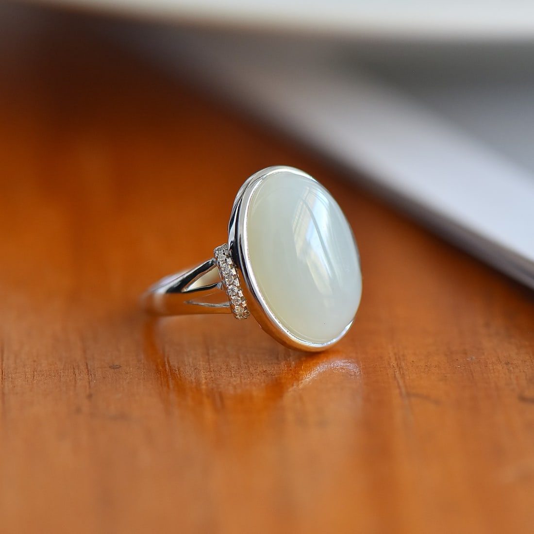 An Exquisite Sterling Silver Inlaid White Jade Ring: An Exquisite Sterling Silver Inlaid White Jade Ring,Size:13mmx18mm 纯银镶白玉戒指