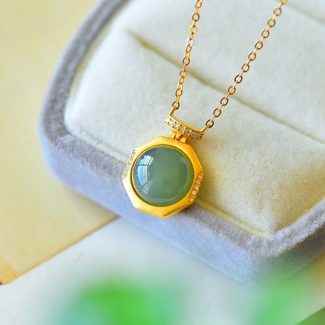 An Exquisite Sterling Silver-Gold Plated Inlaid Green Jade Necklace,Inlaid Diamond: An Exquisite Sterling Silver-Gold Plated Inlaid Green Jade Necklace,Inlaid Diamond,Size:15mmx20mm 纯银镀金镶青玉项链,嵌钻石