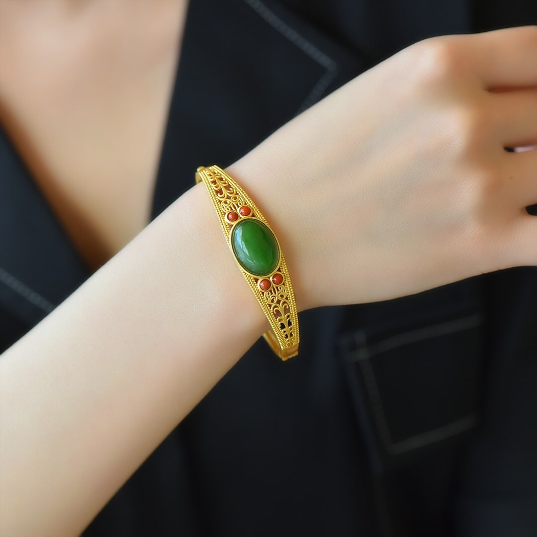 An Exquisite Sterling Silver-Gold Plated Inlaid Jasper Bracelet: An Exquisite Sterling Silver-Gold Plated Inlaid Jasper Bracelet,Size:13mmx18mm 纯银镀金镶碧玉手镯