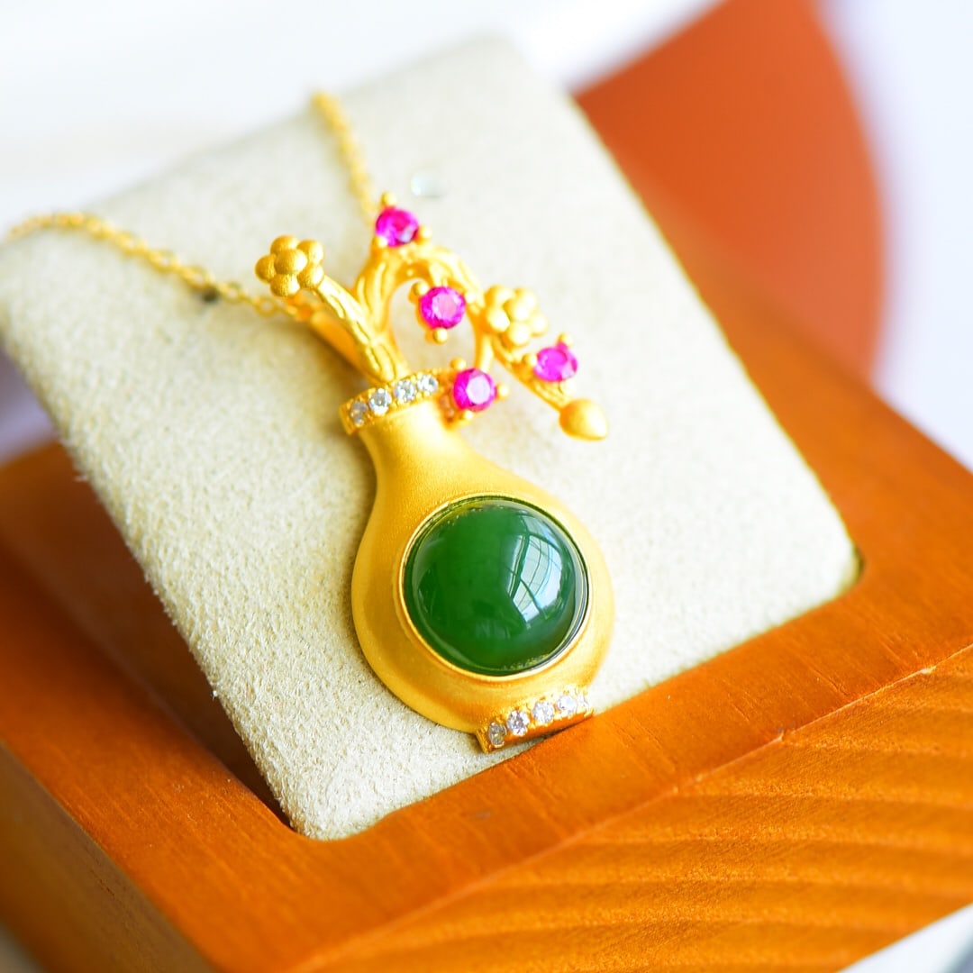 An Exquisite Sterling Silver-Gold Plated Inlaid Jasper Pendant,Inlaid Diamond: An Exquisite Sterling Silver-Gold Plated Inlaid Jasper Pendant,Inlaid Diamond 纯银镀金镶碧玉项链,嵌钻石