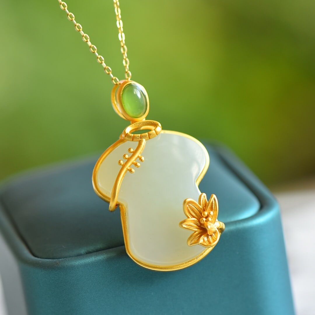 An Exquisite Sterling Silver-Gold Plated Inlaid White Jade Necklace,Inlaid Jasper: An Exquisite Sterling Silver-Gold Plated Inlaid White Jade Necklace,Inlaid Jasper,Size:23mmx36mm 纯银镀金镶白玉项链,嵌碧玉