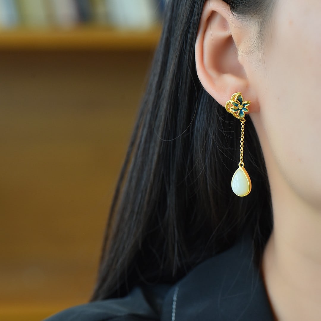 A Pair of Exquisite Sterling Silver-Gold Plated Inlaid White Jade Earrings: A Pair of Exquisite Sterling Silver-Gold Plated Inlaid White Jade Earrings,Size:8mmx12mm 一对纯银镀金镶白玉耳环