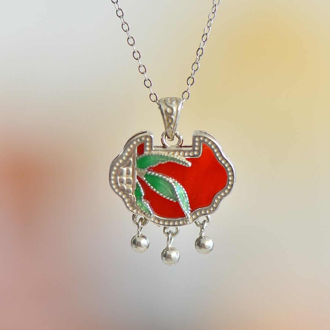 An Exquisite Sterling Silver Inlaid Agate Pendant: An Exquisite Sterling Silver Inlaid Agate Pendant,Size:13mmx18mm 纯银镶玛瑙吊坠