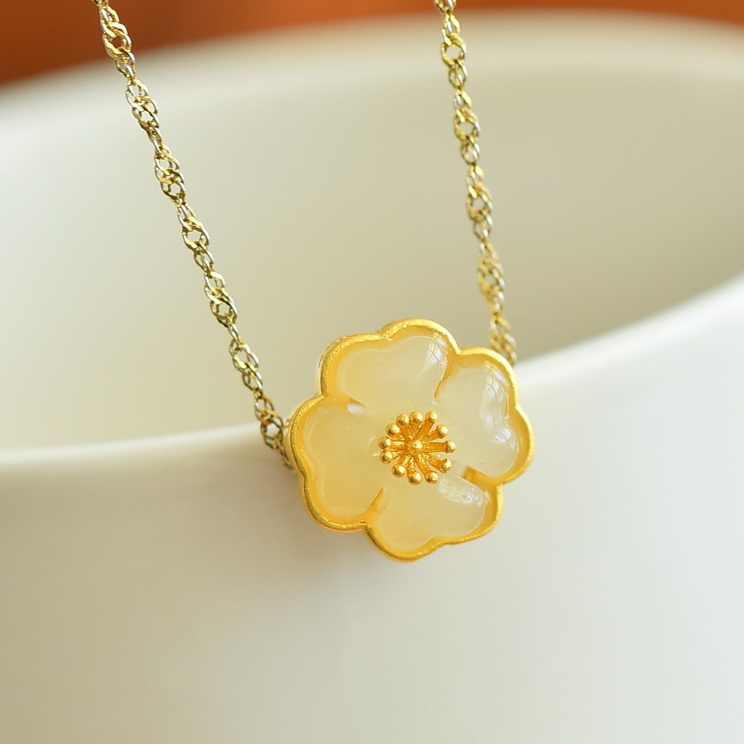 An Exquisite Sterling Silver-Gold Plated Inlaid White Jade Necklace: An Exquisite Sterling Silver-Gold Plated Inlaid White Jade Necklace,Size:12mmx12mm 纯银镀金镶白玉项链
