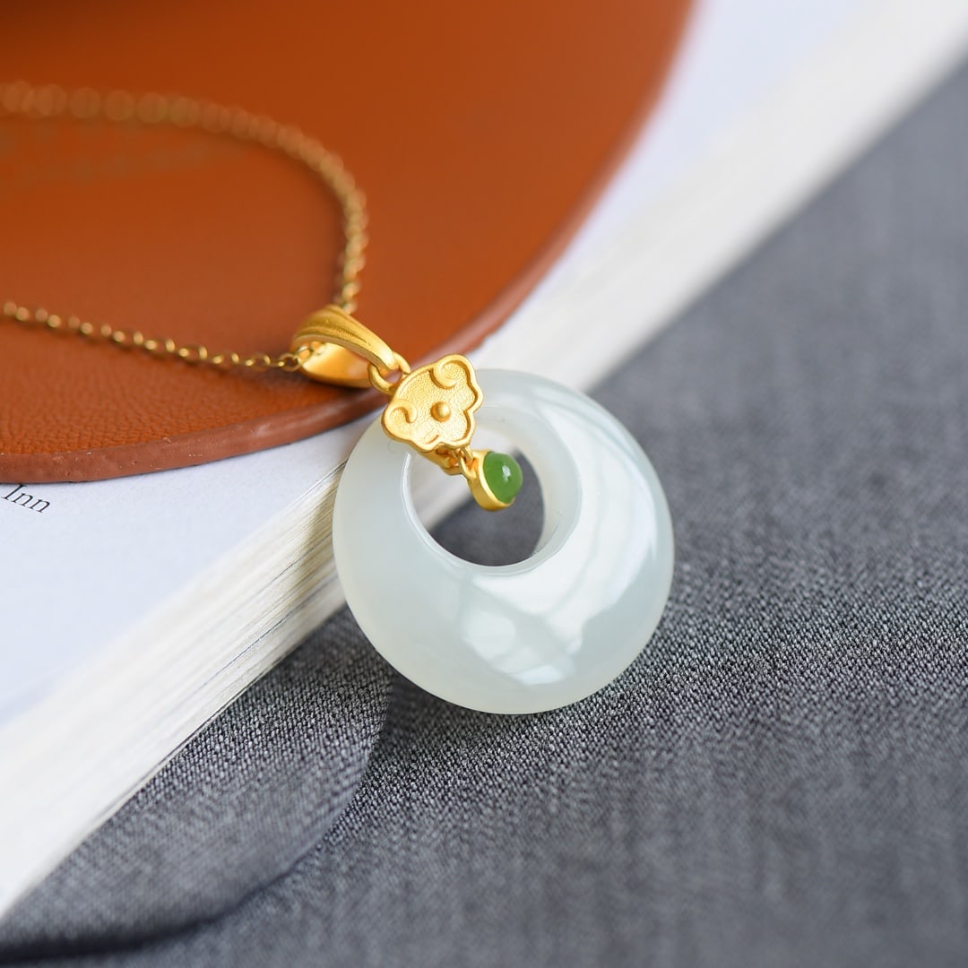 An Exquisite Sterling Silver-Gold Plated Inlaid White Jade Necklace: An Exquisite Sterling Silver-Gold Plated Inlaid White Jade Necklace,Size:22mmx22mm 纯银镀金镶白玉项链