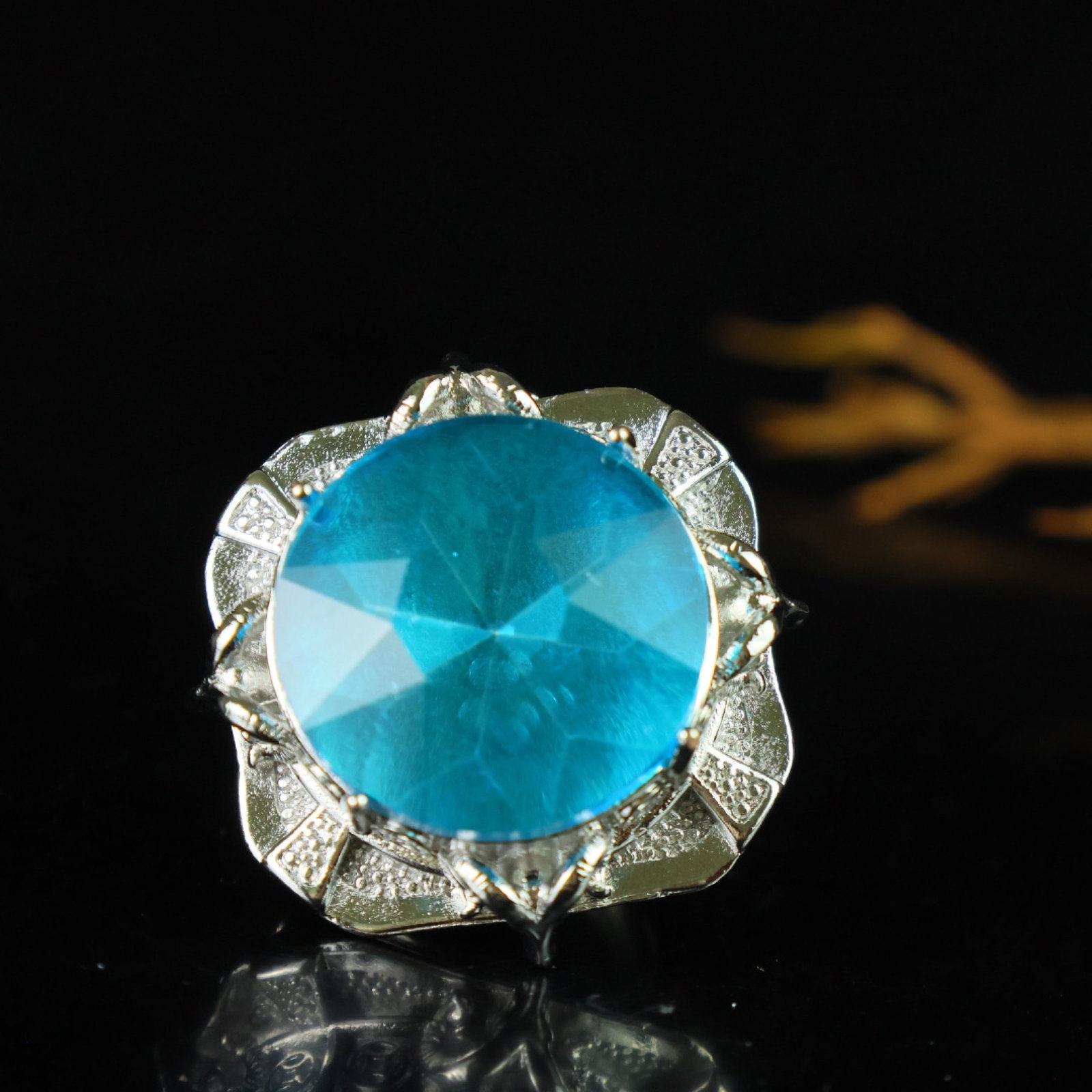 An Exquisite Ring: An Exquisite Ring,Size:25mmx16mm 一个精美的戒指