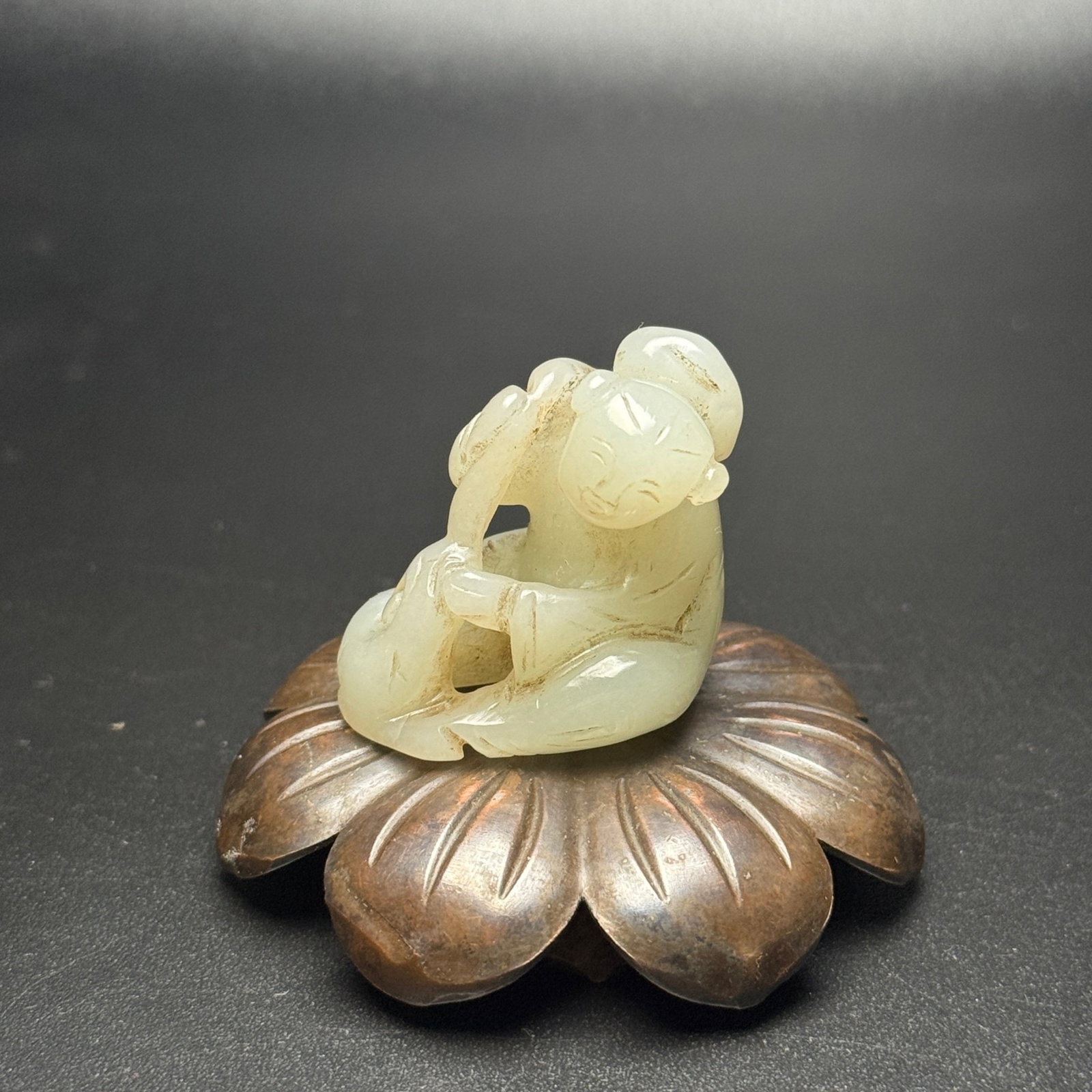 An Exquisite White Jade Figure Ornament: An Exquisite White Jade Figure Ornament,Qing Dynasty,China,Size:34mmx33mmx27mm,Weight:31g 白玉人物摆件,中国清代