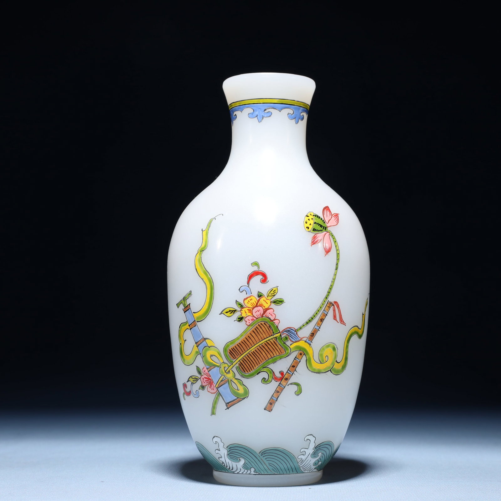 An Exquisite Glass Flower Pattern Vase: An Exquisite Glass Flower Pattern Vase,Qing Dynasty,China,Qianlong Four-character Mark,Size:3.5inx7.5in,Weight:437g 琉璃花卉纹瓶,中国清代,&#