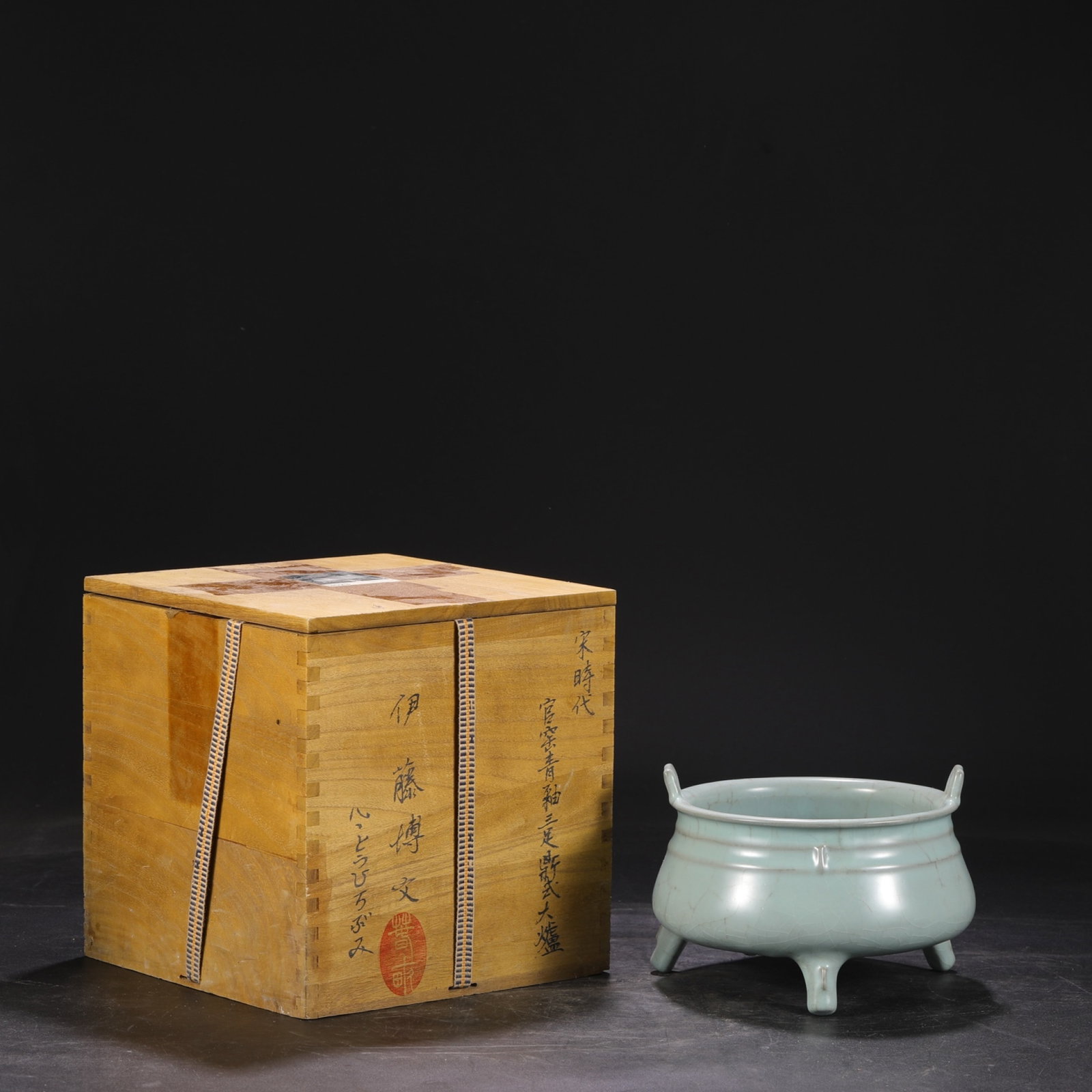 An Exquisite Guan yao Celadon Glazed Double-Ears and Tripod Censer: An Exquisite Guan yao Celadon Glazed Double-Ears and Tripod Censer,Song Dynasty,China,Size:5.3inx6.9in 官窑青釉双耳三足香炉,中国