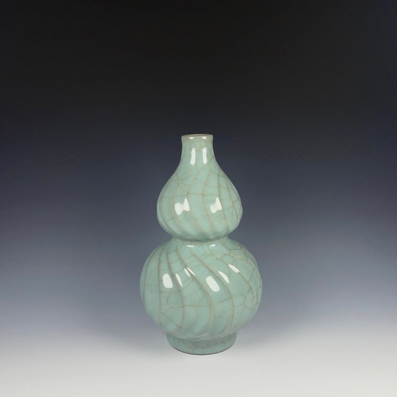 An Exquisite Guan yao Gourd-Shaped Vase: An Exquisite Guan yao Gourd-Shaped Vase,Song Dynasty,China,Size:9.4inx5.5in 官窑葫芦瓶,中国宋代