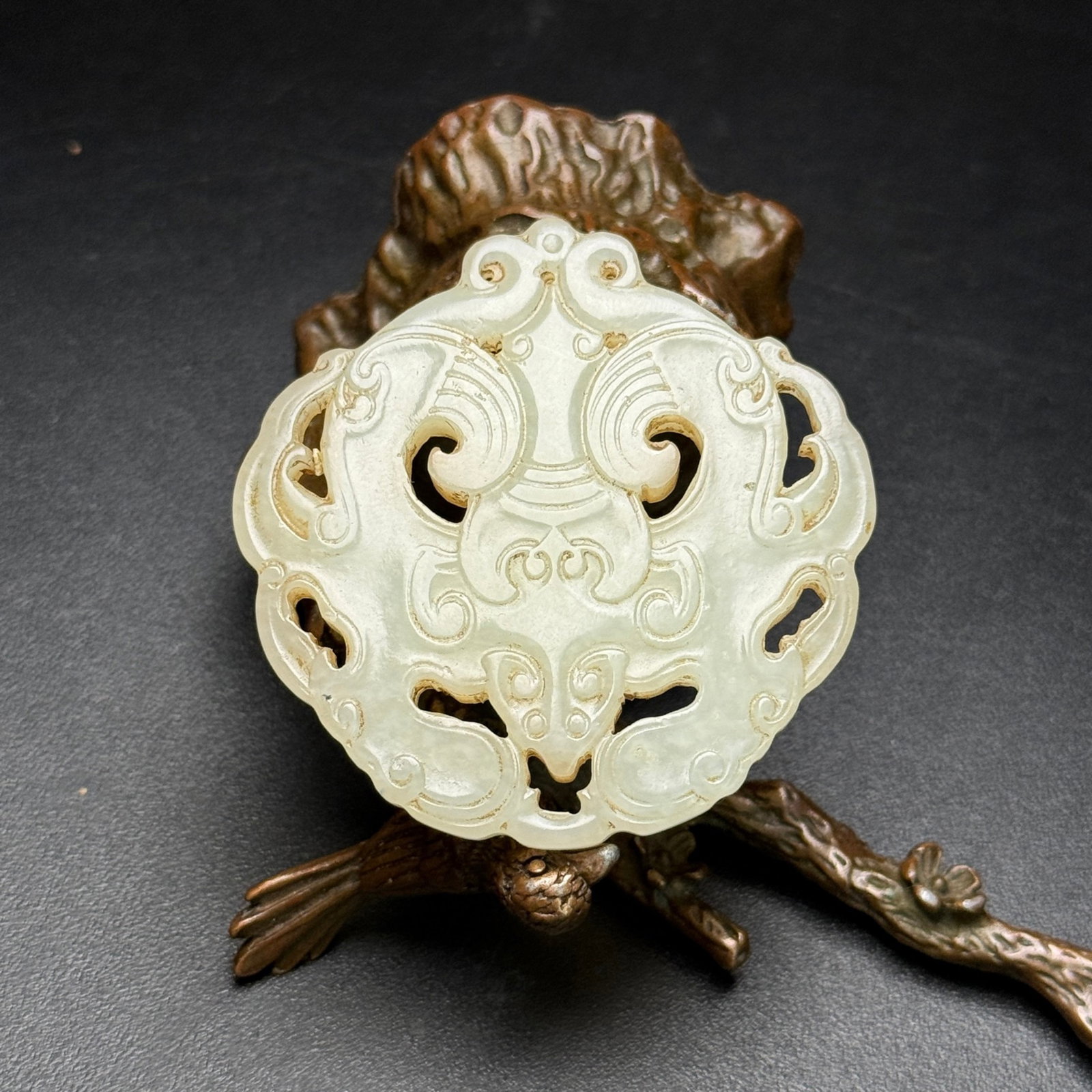 An Exquisite White Jade Bat Pendant: An Exquisite White Jade Bat Pendant,Qing Dynasty,China,Size:52mmx52mmx5.5mm,Weight:24g 白玉蝙蝠佩,中国清代
