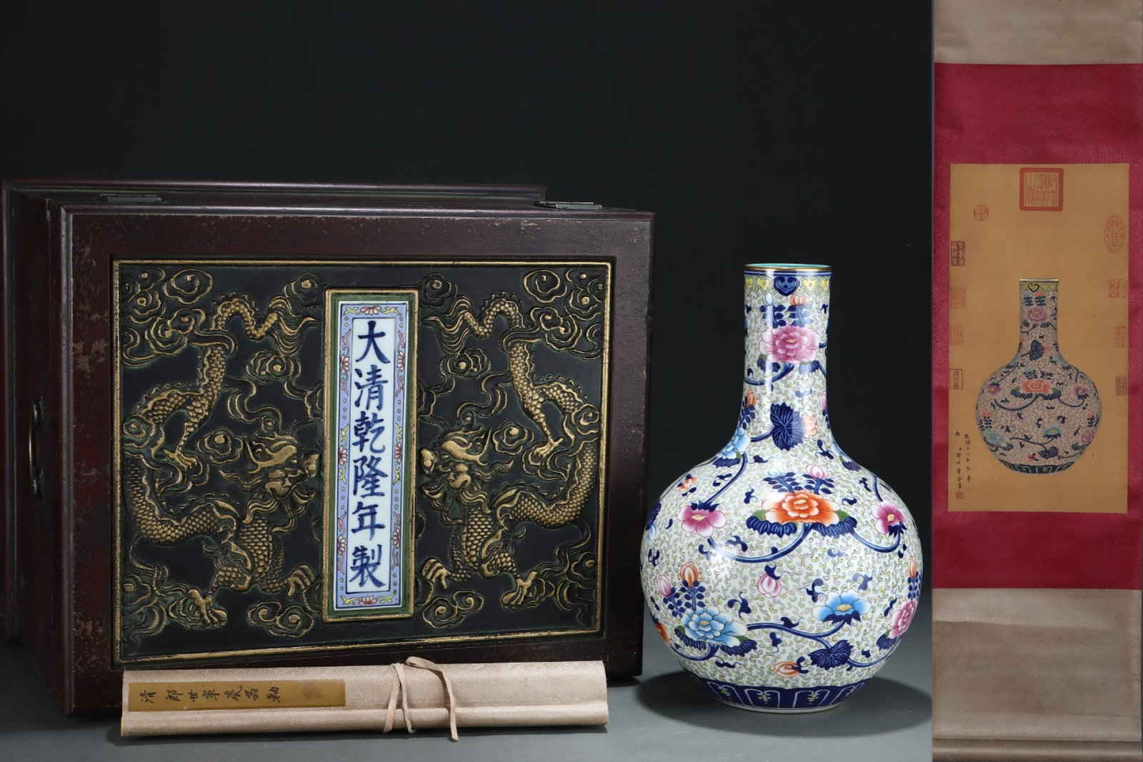 An Exquisite Blue and White Famille-Rose Painted Gold Flower Pattern Vase,with Chinese Vertical: An Exquisite Blue and White Famille-Rose Painted Gold Flower Pattern Vase,with Chinese Vertical Scroll Ink Painting on Silk,Qing Dynasty,China,Qianlong Six-character Mark,Size:(Without frame)24.4inx12