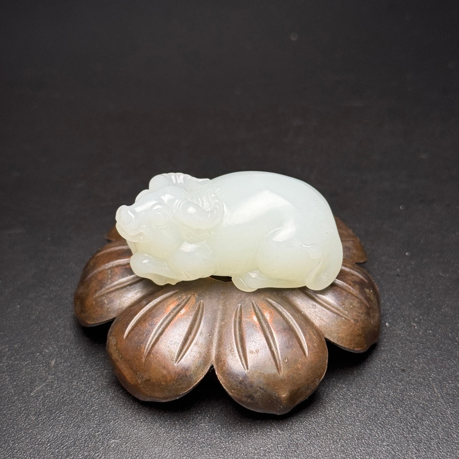 An Exquisite White Jade Buffalo Ornament: An Exquisite White Jade Buffalo Ornament,Qing Dynasty,China,Size:43mmx22mmx18mm,Weight:29g 白玉牛摆件,中国清代