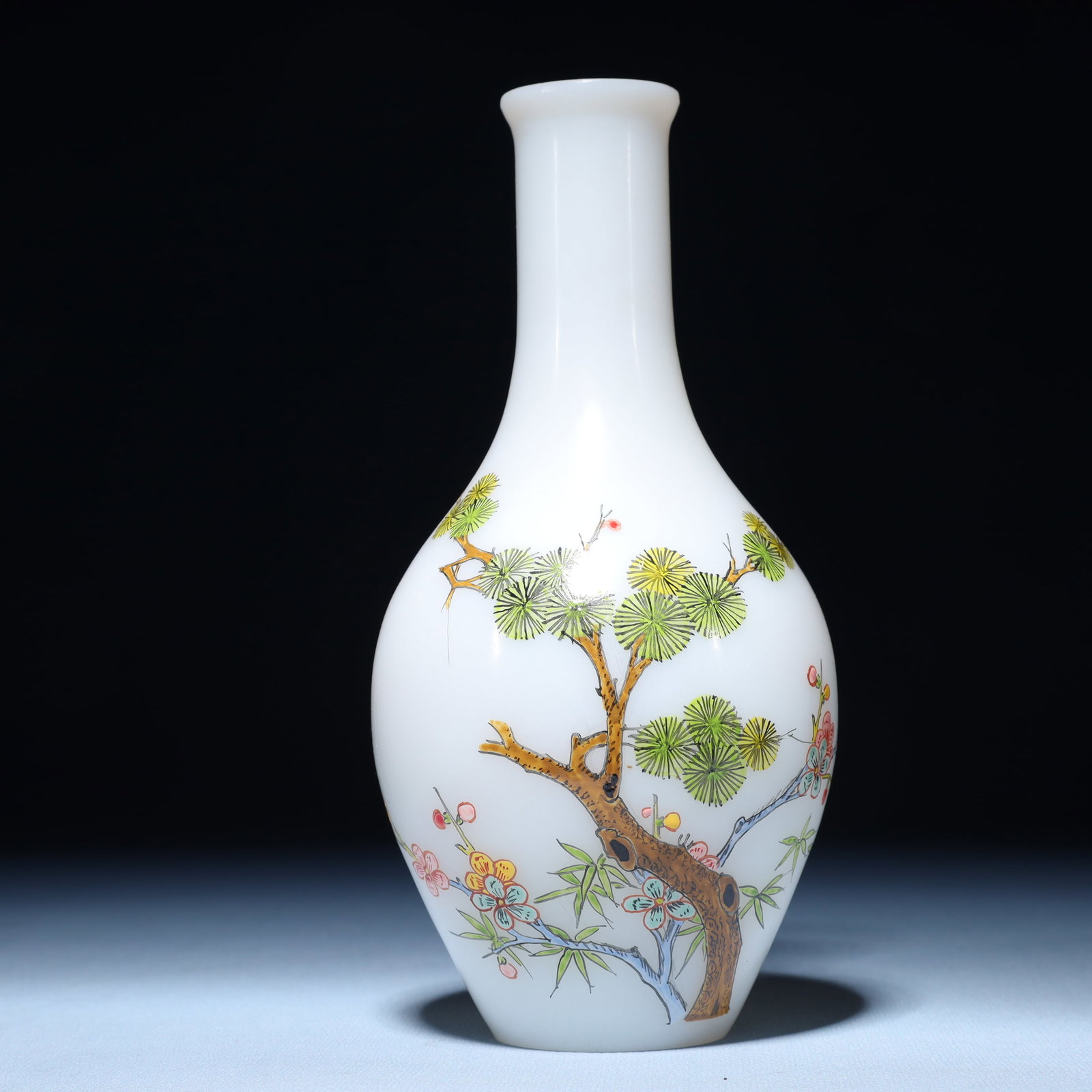 An Exquisite Glass Flower Pattern Vase: An Exquisite Glass Flower Pattern Vase,Qing Dynasty,China,Qianlong Four-character Mark,Size:3.5inx7.9in,Weight:359g 琉璃花卉纹瓶,中国清代,&#
