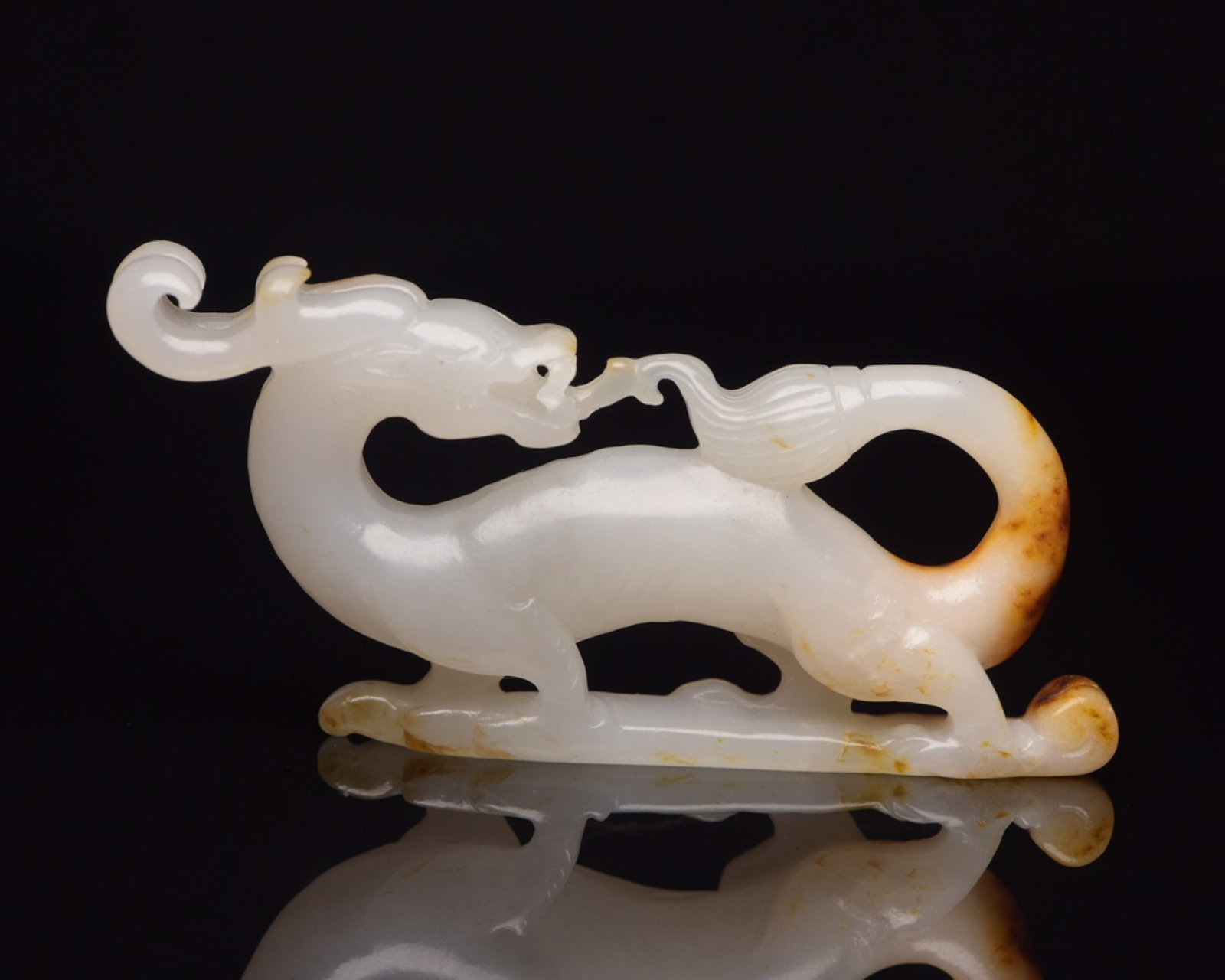 An Exquisite White Jade Dragon Ornament: An Exquisite White Jade Dragon Ornament,Qing Dynasty,China,Size:2.8inx1.4inx0.4in,Weight:31g 白玉龙摆件,中国清代