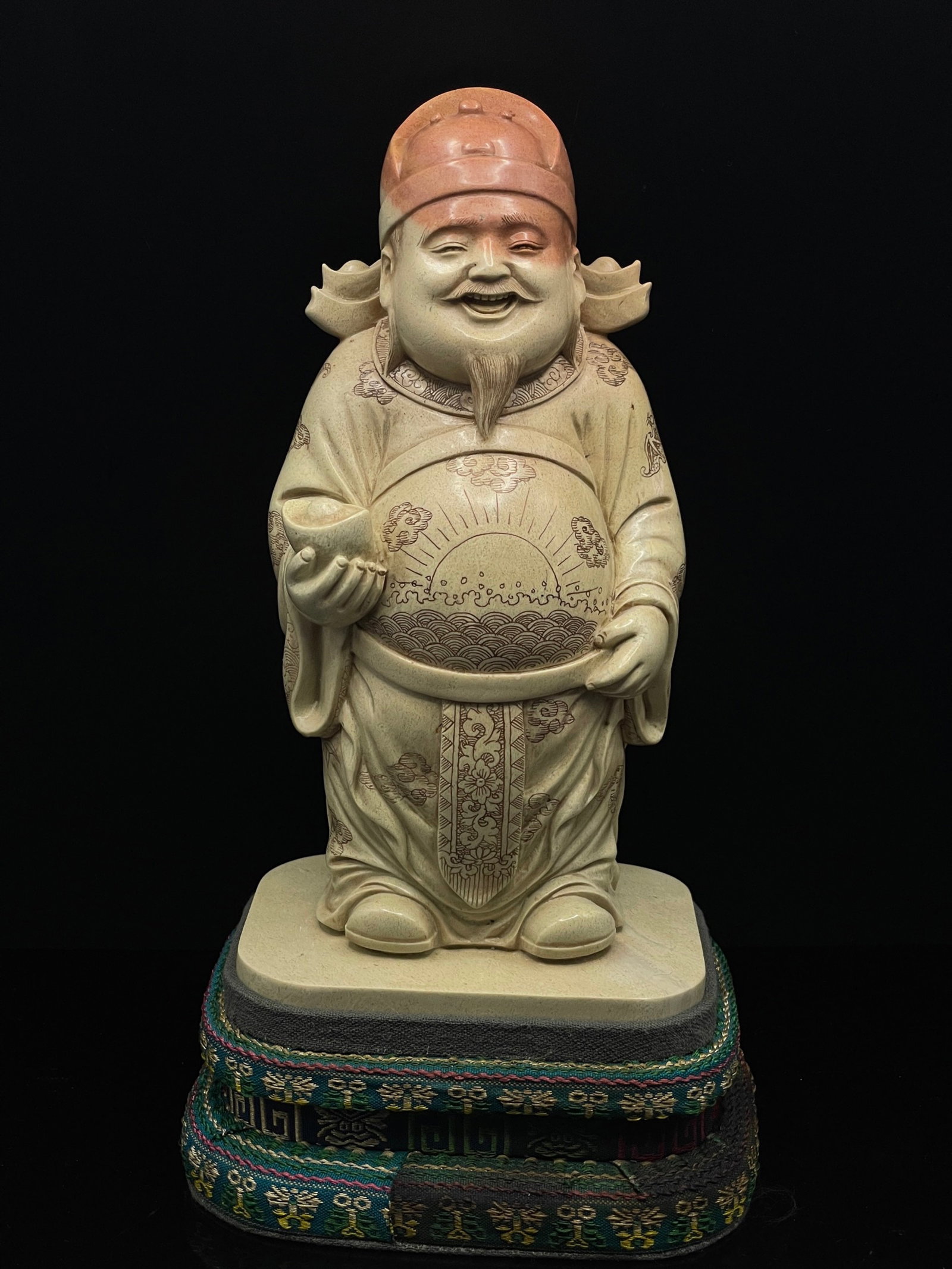 An Exquisite Shoushan Stone Statue of Mammon Ornament,With Base: An Exquisite Shoushan Stone Statue of Mammon Ornament,With Base,Qing Dynasty,China,Size:4.1inx3inx7.9in,Weight:1477g 寿山石财神摆件,带底座,&