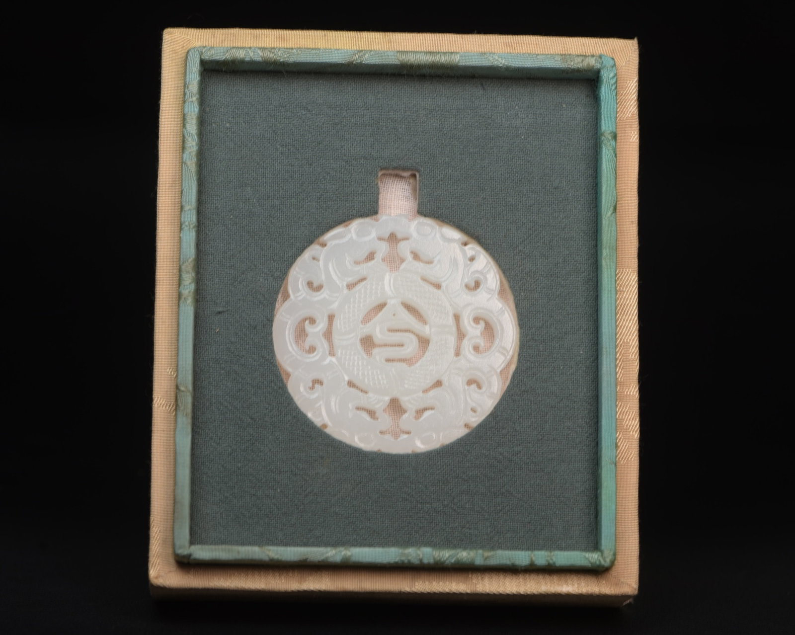 An Exquisite White Jade Dragon Pattern Pendant - 2
