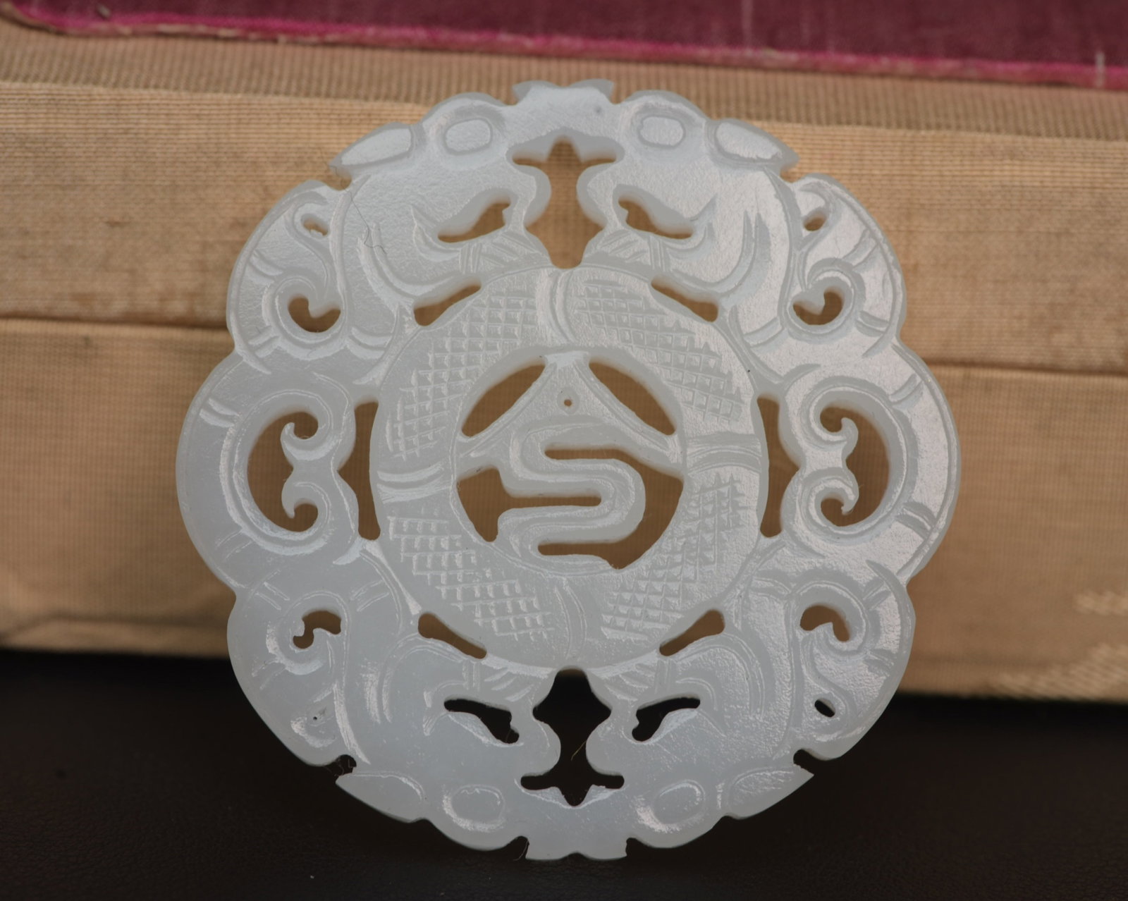 An Exquisite White Jade Dragon Pattern Pendant - 3