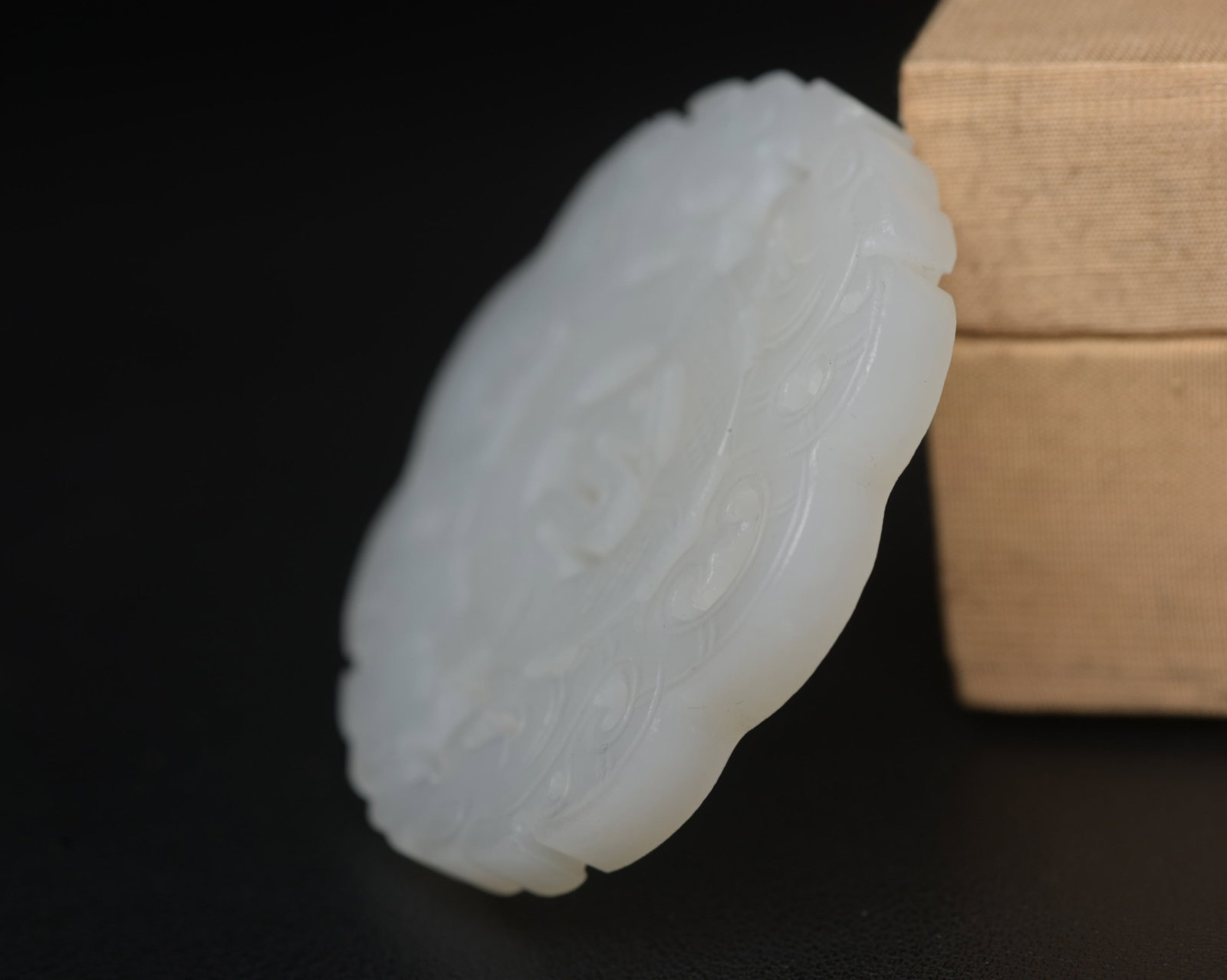 An Exquisite White Jade Dragon Pattern Pendant - 5