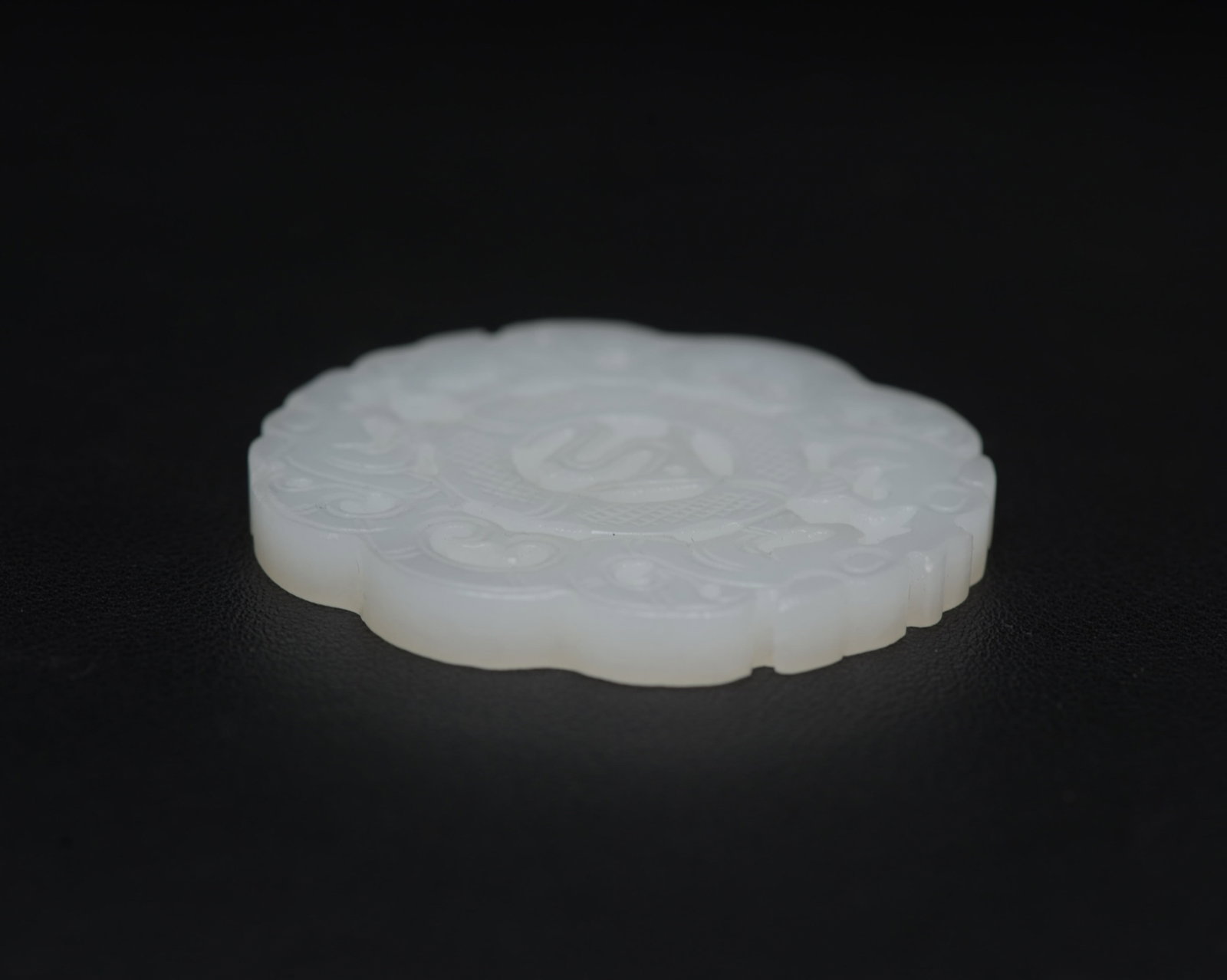 An Exquisite White Jade Dragon Pattern Pendant - 6