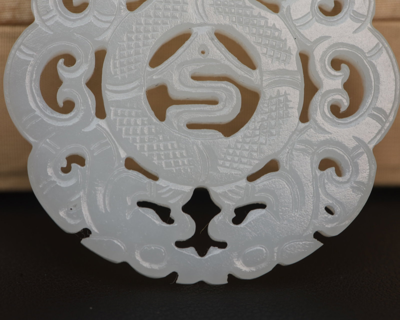 An Exquisite White Jade Dragon Pattern Pendant - 8