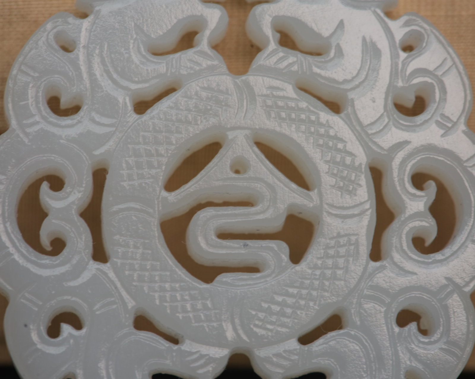 An Exquisite White Jade Dragon Pattern Pendant - 9