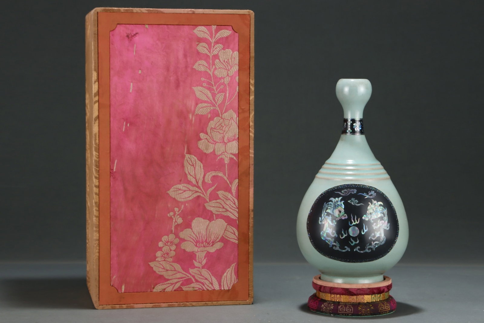 An Exquisite Ru yao Auspicious Cloud and Dragon Pattern Vase: An Exquisite Ru yao Auspicious Cloud and Dragon Pattern Vase,Size:11inx6in,Song Dynasty,China,with Mark 汝窑祥云龙纹瓶,中国宋代,४
