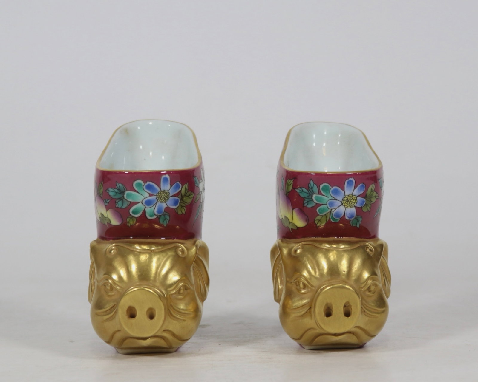 A Pair of Exquisite Enamel Painted Gold Flower and Butterfly Pattern Cups: A Pair of Exquisite Enamel Painted Gold Flower and Butterfly Pattern Cups,Qing Dynasty,China,Qianlong Four-character Mark,Size:3.9inx2.2ins 一对珐琅彩描金!
