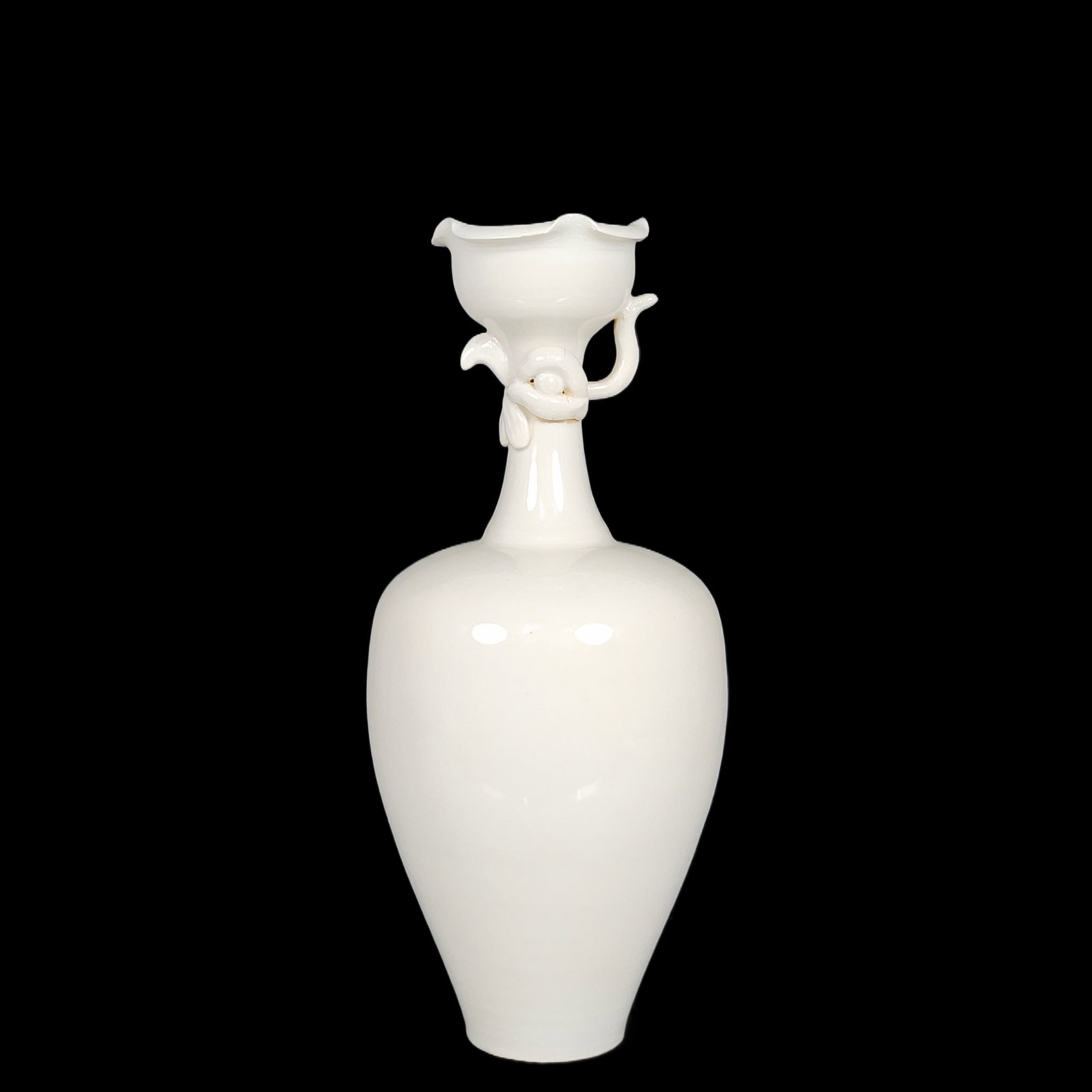 An Exquisite Xing yao Flower Vase: An Exquisite Xing yao Flower Vase,Tang Dynasty,China,Size:11.4inx5.1in 邢窑花卉瓶,中国唐代