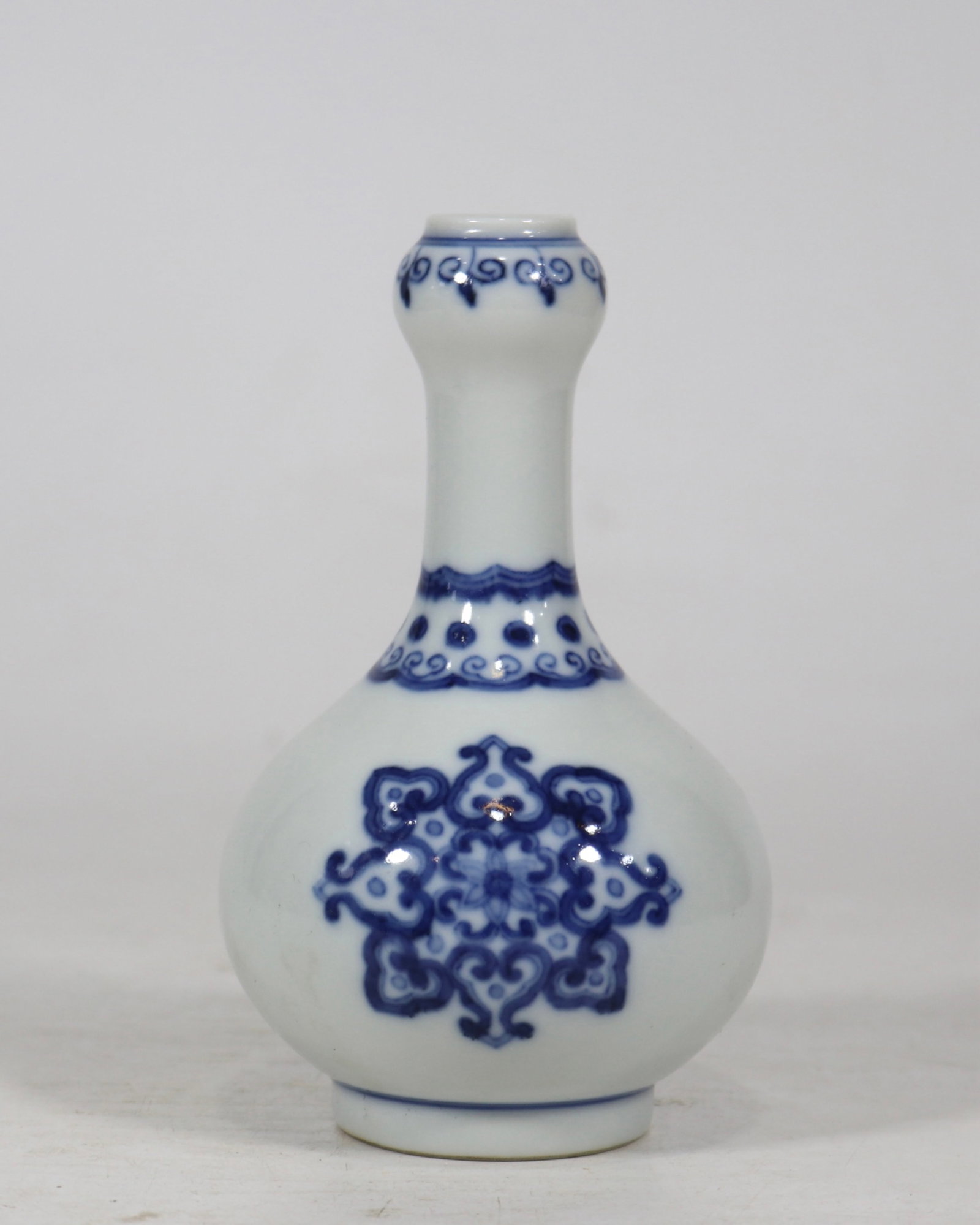 An Exquisite Blue and White Flower Pattern Vase: An Exquisite Blue and White Flower Pattern Vase,Qing Dynasty,China,Yongzheng Six-character Mark,Size:5.1inx3in 青花花卉纹瓶,中国清代,雍