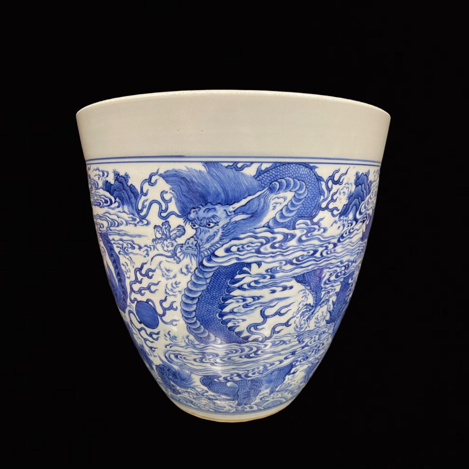 An Exquisite Blue and White Auspicious Cloud and Dragon Pattern Jar: An Exquisite Blue and White Auspicious Cloud and Dragon Pattern Jar,Qing Dynasty,China,Size:11inx11.2in 青花祥云龙纹罐,中国清代