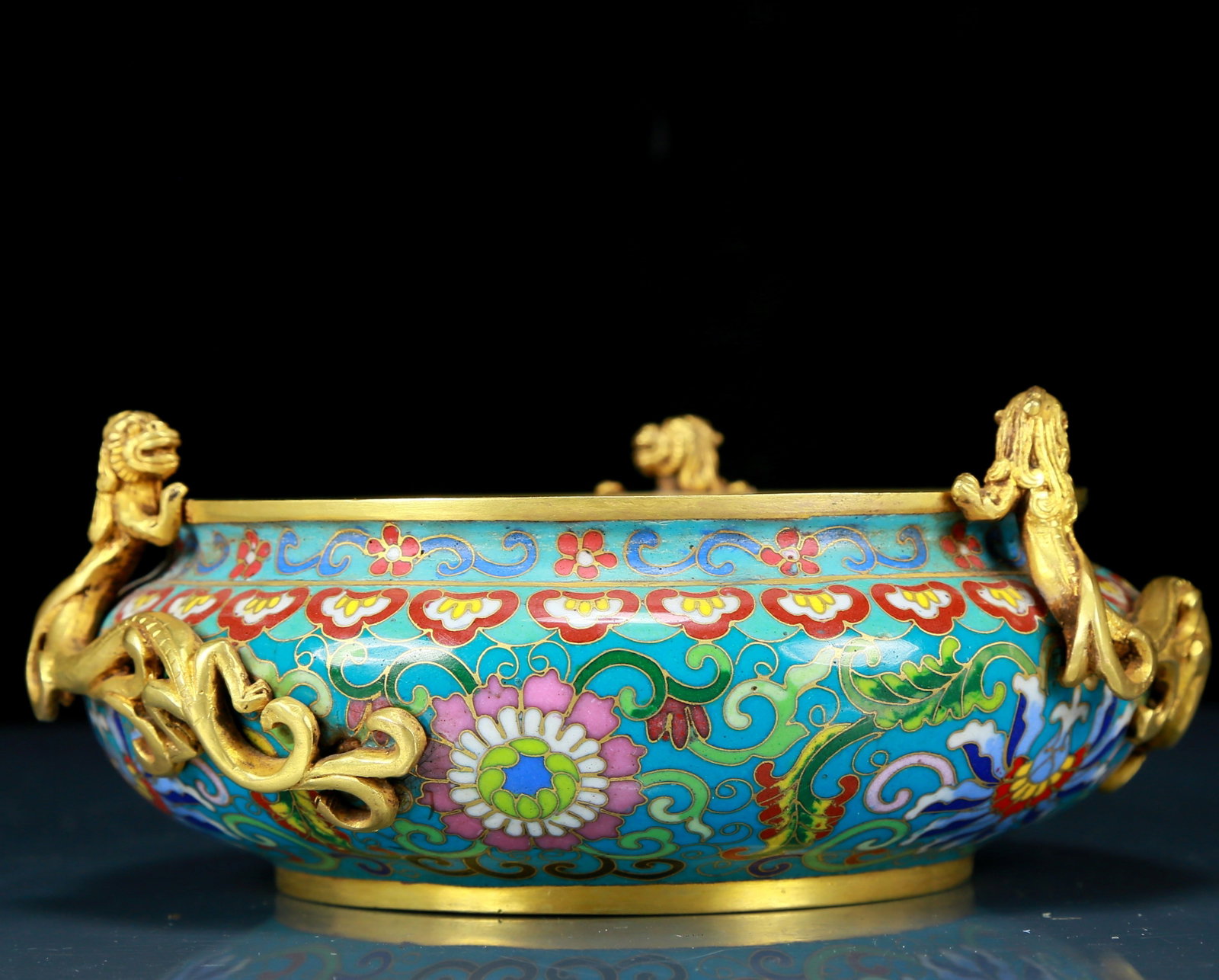 A fine cloisonné 'Lotus and Chilong' pattern brush washer: An exquisite cloisonné 'Lotus and Chilong' pattern brush washer, the application of filigree craftsmanship makes the decoration of this collection more refined and three-dimensional. This collect
