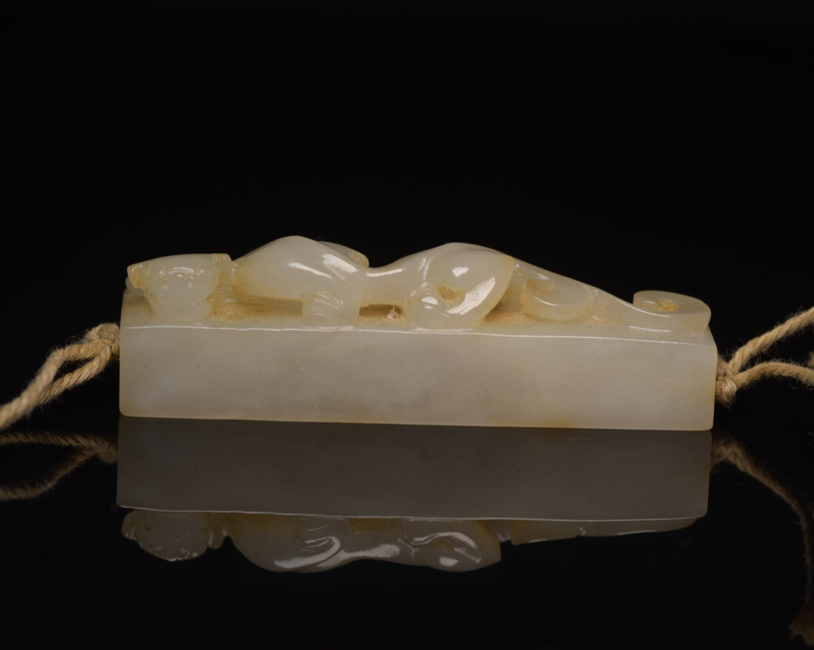 An Exquisite White Jade Dragon Pattern Ornament: An Exquisite White Jade Dragon Pattern Ornament,Qing Dynasty,China,Size:2.9inx0.8inx0.7in,Weight:56g 白玉龙纹摆件,中国清代