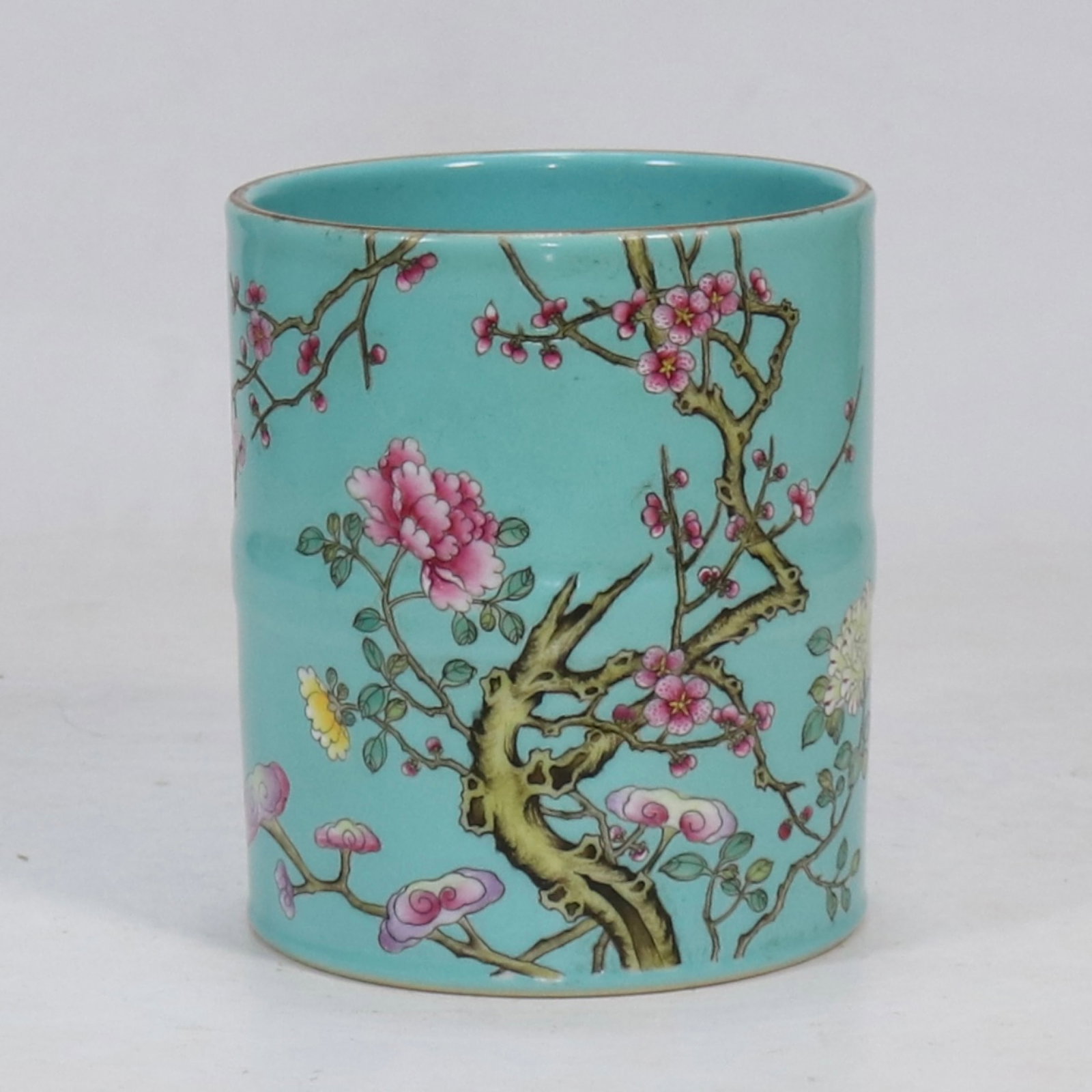 An Exquisite Turquoise Glazed Flower Pattern Brush Pot: An Exquisite Turquoise Glazed Flower Pattern Brush Pot,Qing Dynasty,China,Qianlong Six-character Mark,Size:5.5inx4.7in 松石绿釉花卉纹笔筒,中