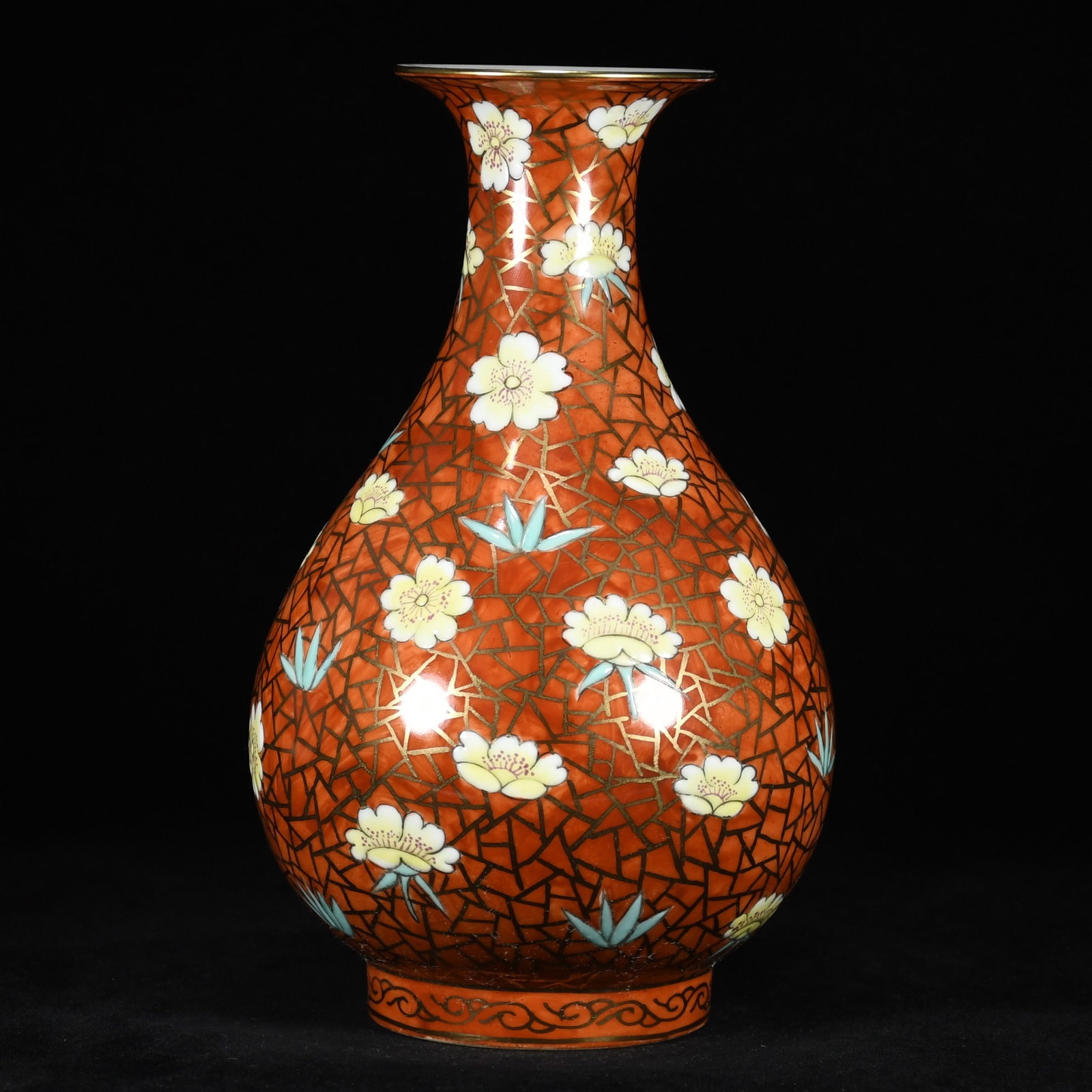 An Exquisite Famille-Rose Painted Gold Flower Pattern Vase: An Exquisite Famille-Rose Painted Gold Flower Pattern Vase,Qing Dynasty,China,Yongzheng Six-character Mark,Size:9.1inx5.9in 粉彩描金花卉纹瓶,中