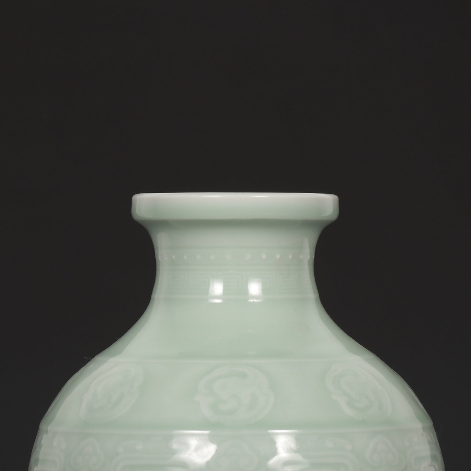 An Exquisite Celadon Glazed Auspicious Cloud Pattern Vase - 3