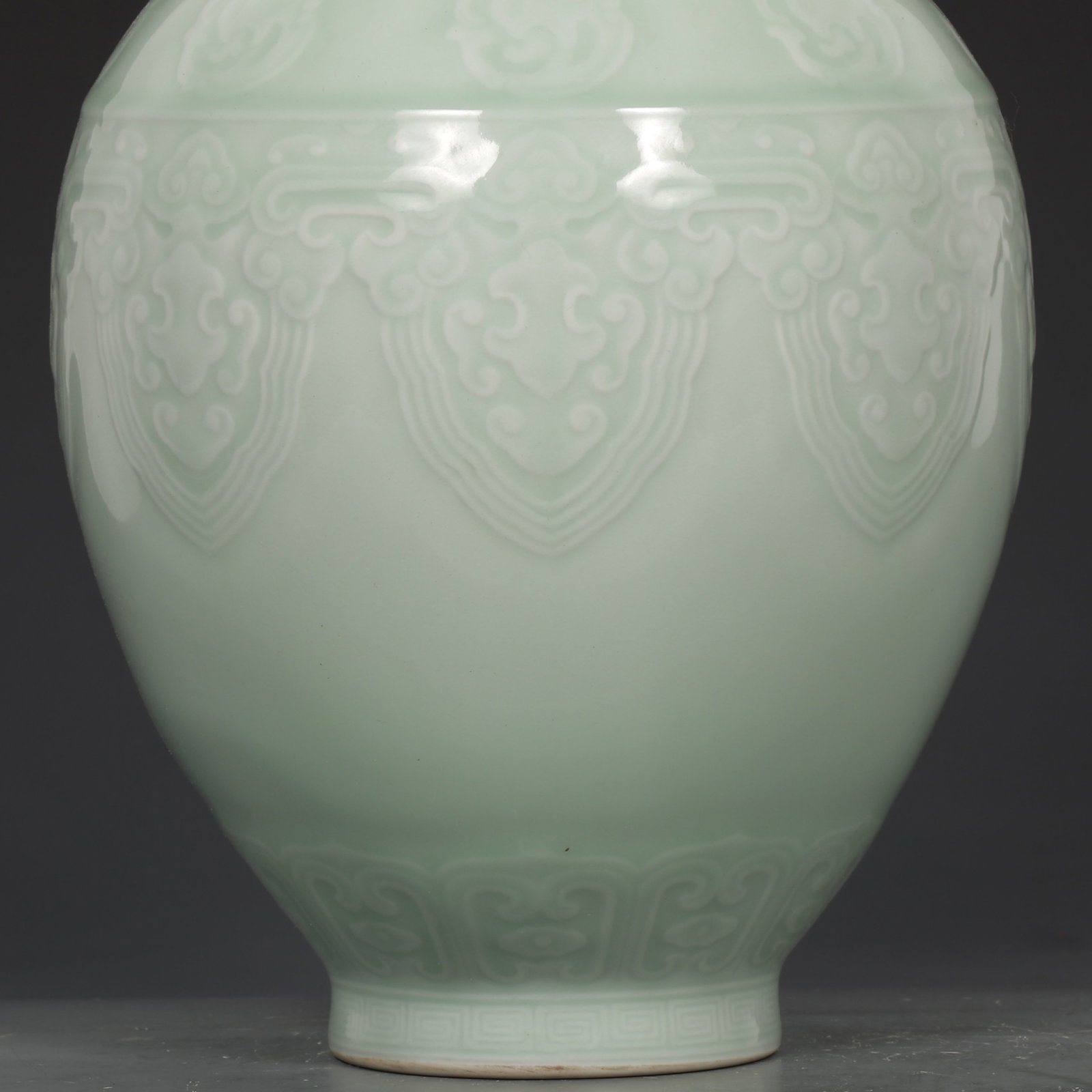An Exquisite Celadon Glazed Auspicious Cloud Pattern Vase - 4