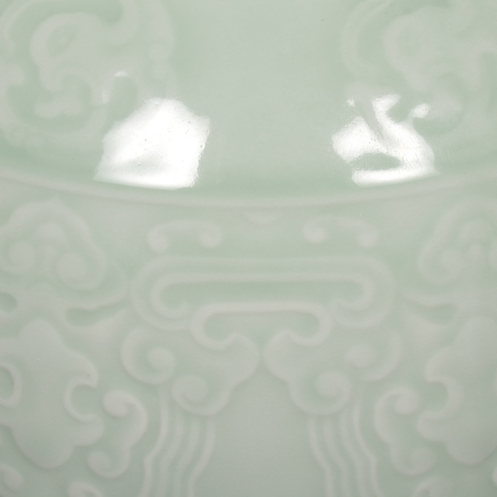 An Exquisite Celadon Glazed Auspicious Cloud Pattern Vase - 6