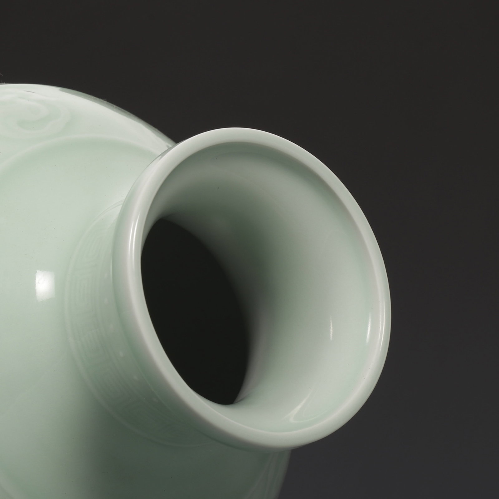 An Exquisite Celadon Glazed Auspicious Cloud Pattern Vase - 8